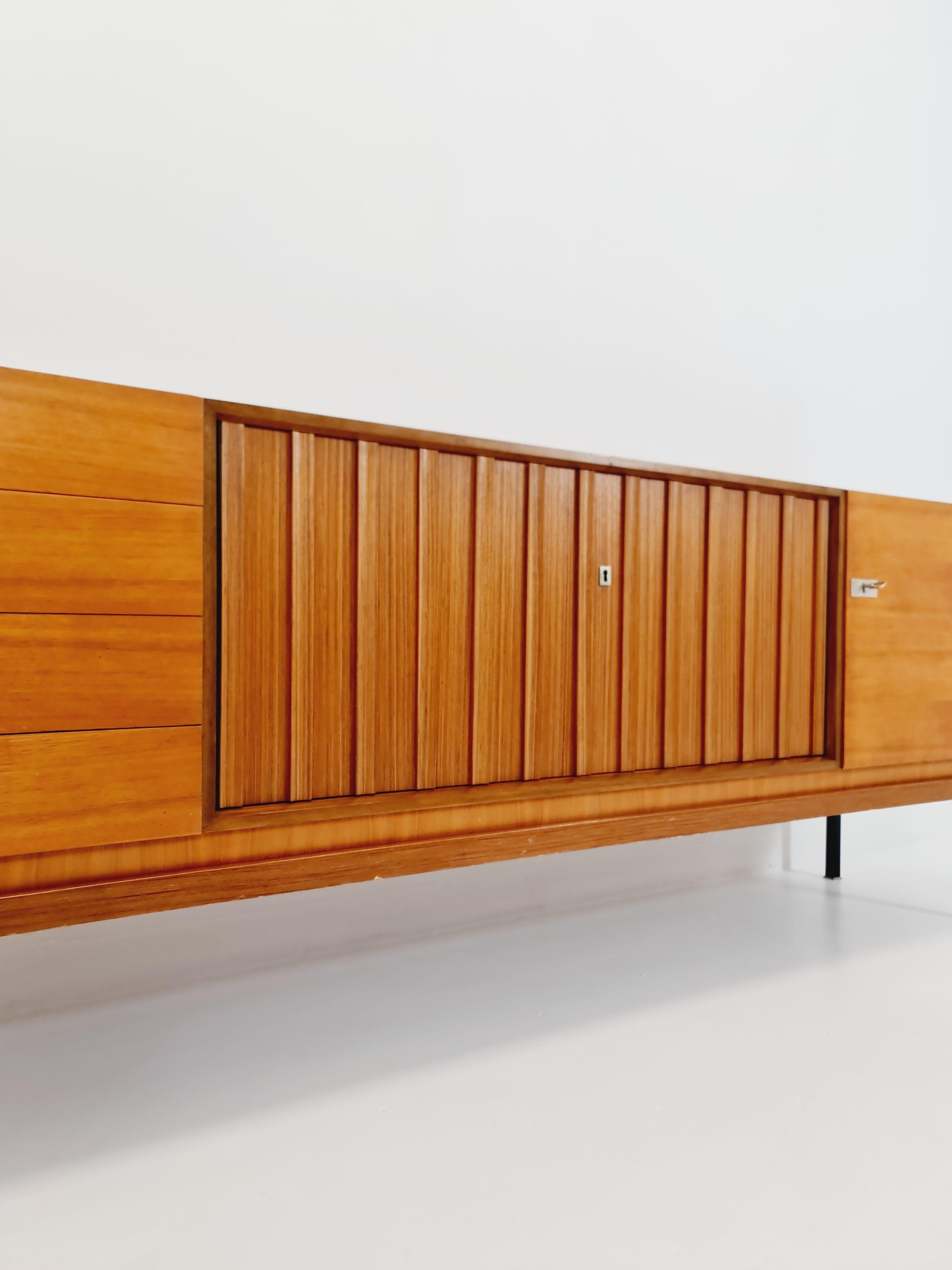 nogal alemán largo Mid Century Modern  Aparador by Famöla Möbel , Años 50 Alemán en venta