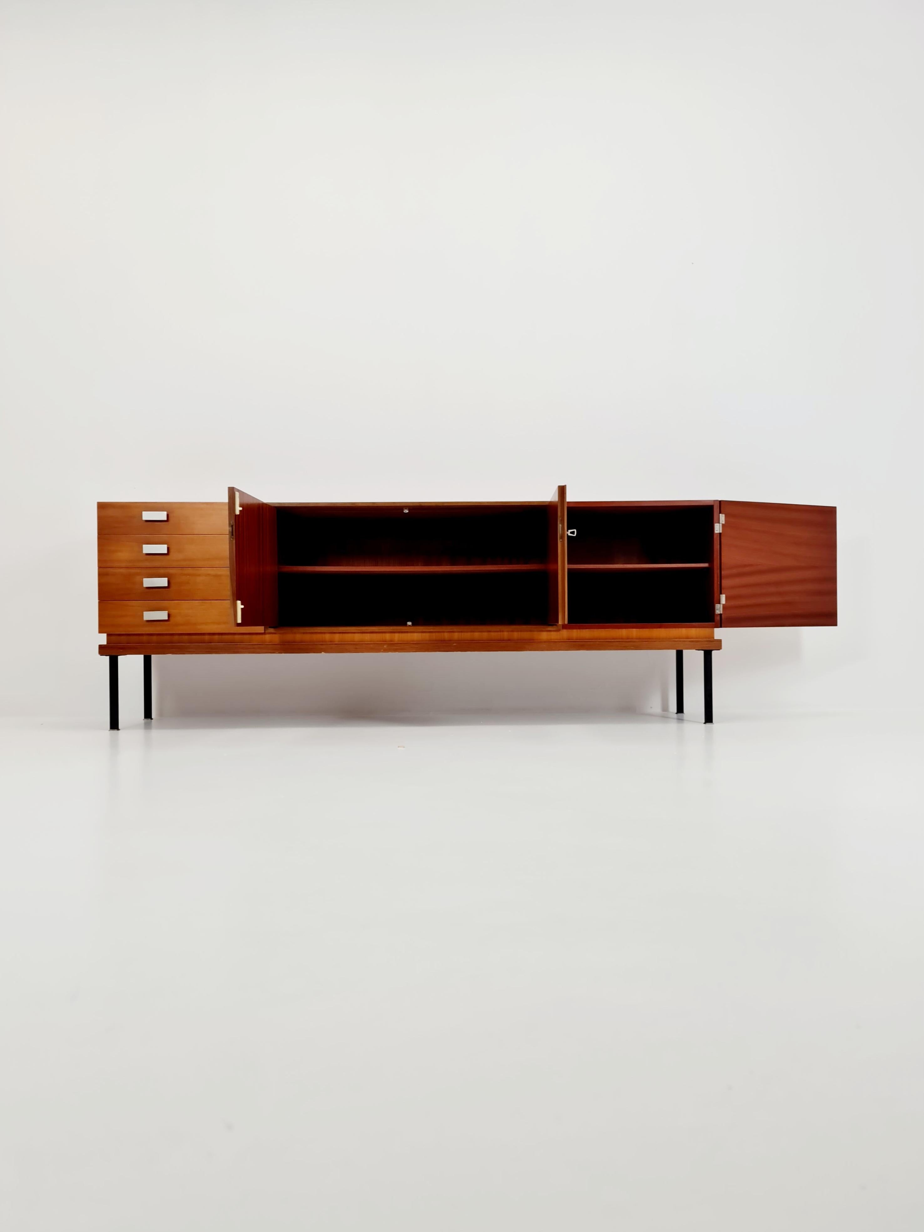 lungo Mid Century Modern in noce tedesco  Credenza di Famöla Möbel , anni '50 In condizioni buone in vendita a Gaggenau, DE