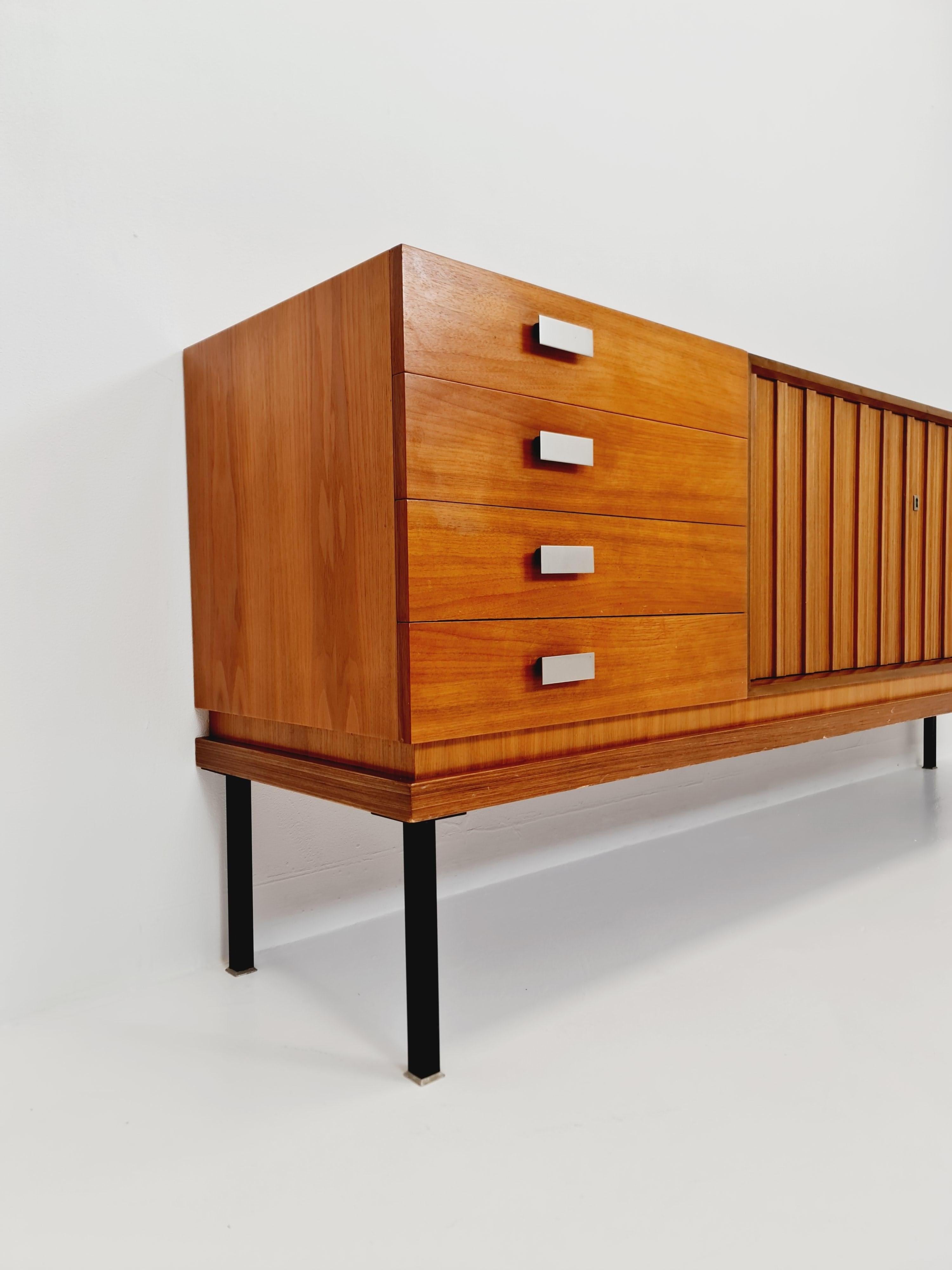 nogal alemán largo Mid Century Modern  Aparador by Famöla Möbel , Años 50 mediados del siglo XX en venta