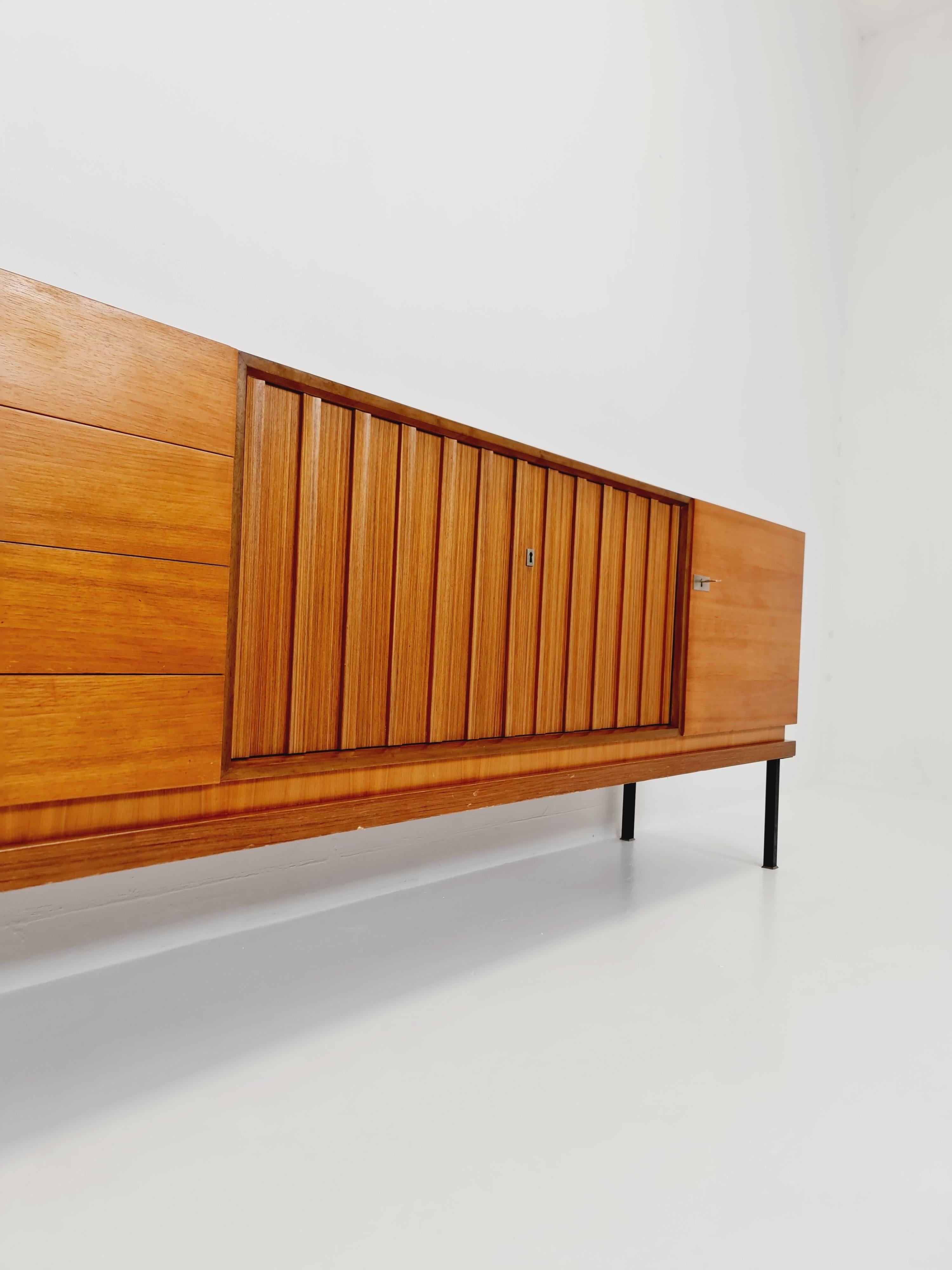 nogal alemán largo Mid Century Modern  Aparador by Famöla Möbel , Años 50 Nogal en venta