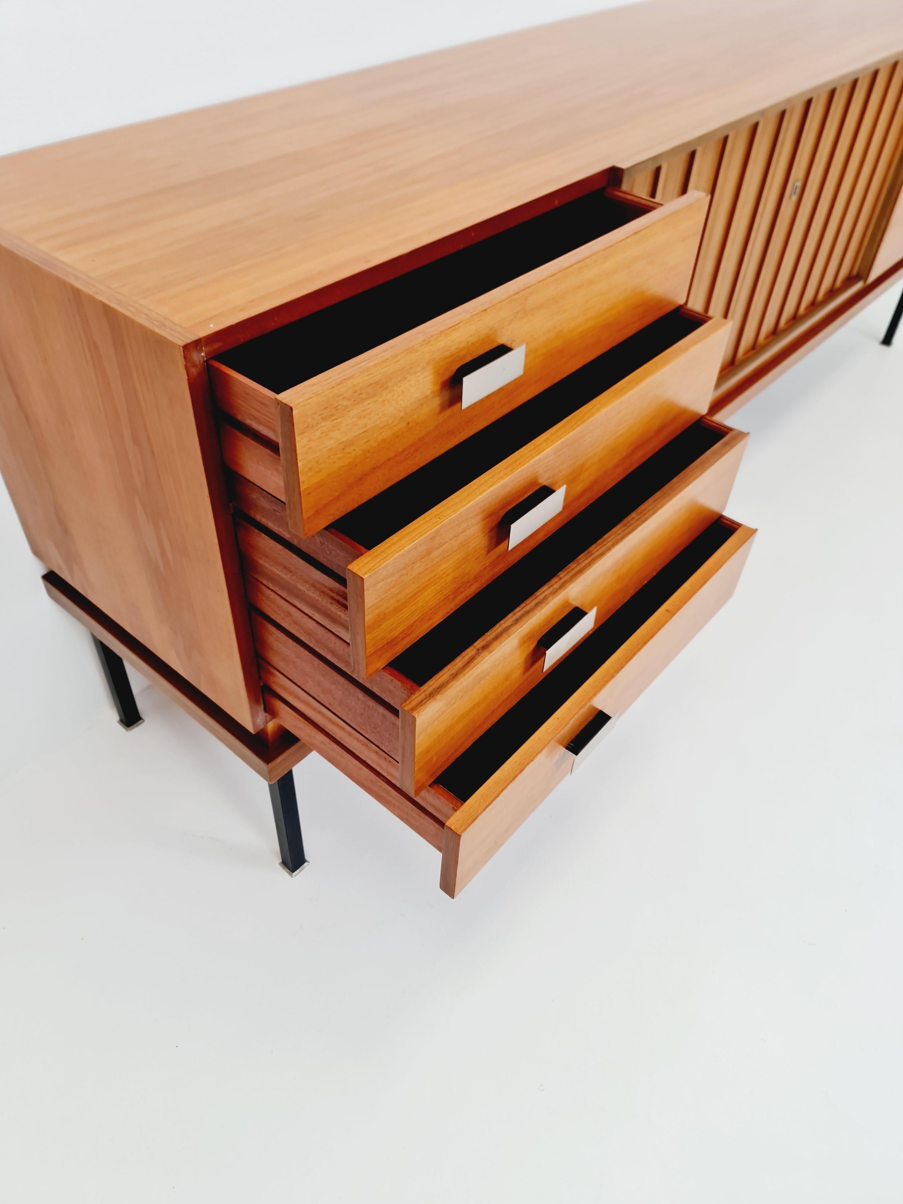 nogal alemán largo Mid Century Modern  Aparador by Famöla Möbel , Años 50 en venta 1
