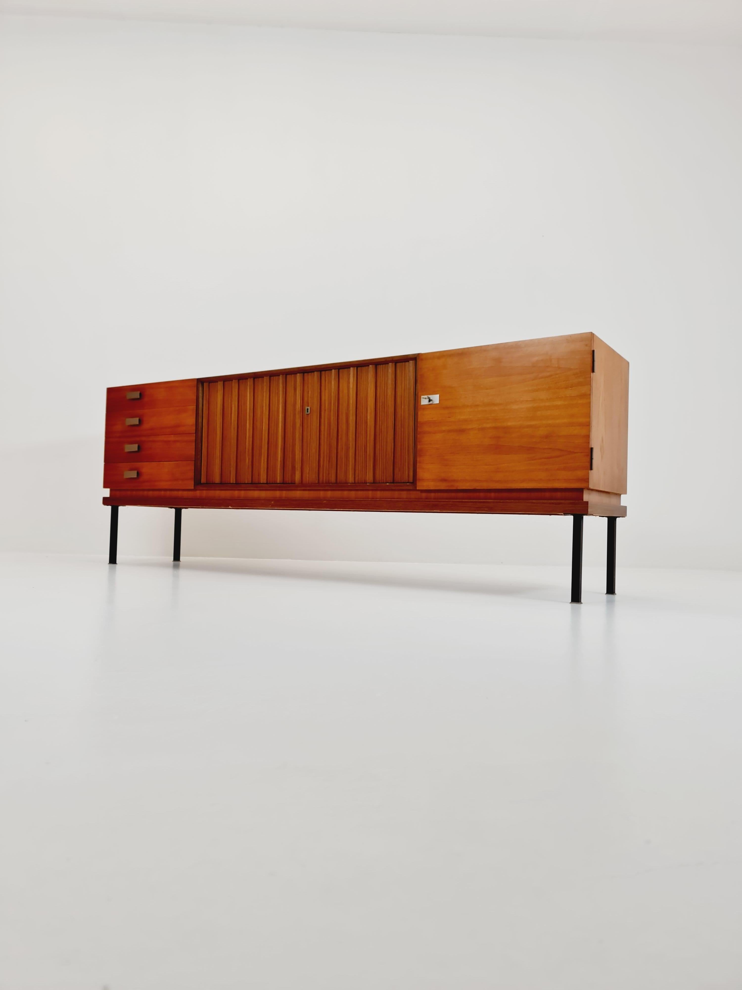 nogal alemán largo Mid Century Modern  Aparador by Famöla Möbel , Años 50 en venta 2