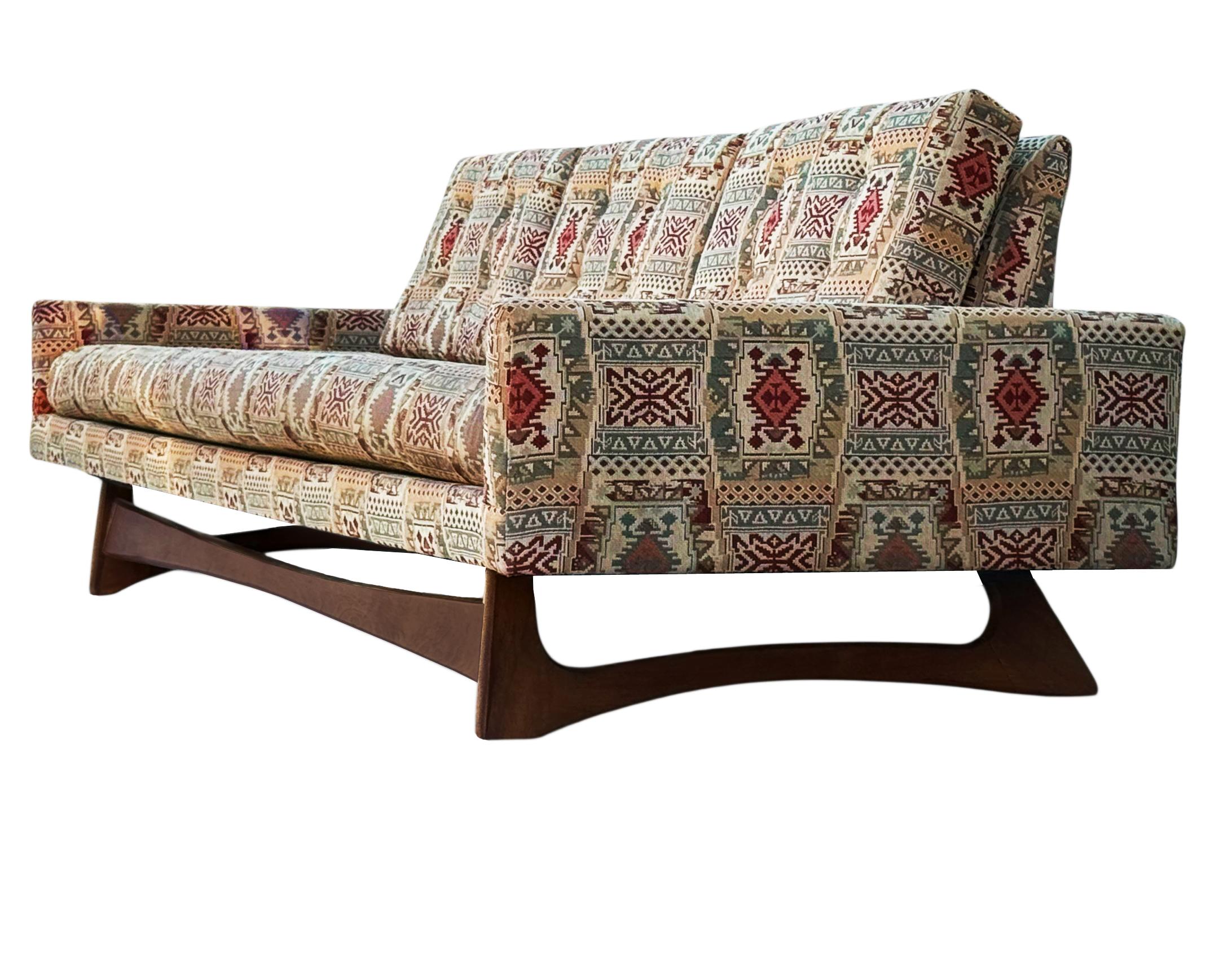 Langes skulpturales Gondola-Sofa mit Nussbaumgestell von Adrian Pearsall aus der Mitte des Jahrhunderts im Angebot 3