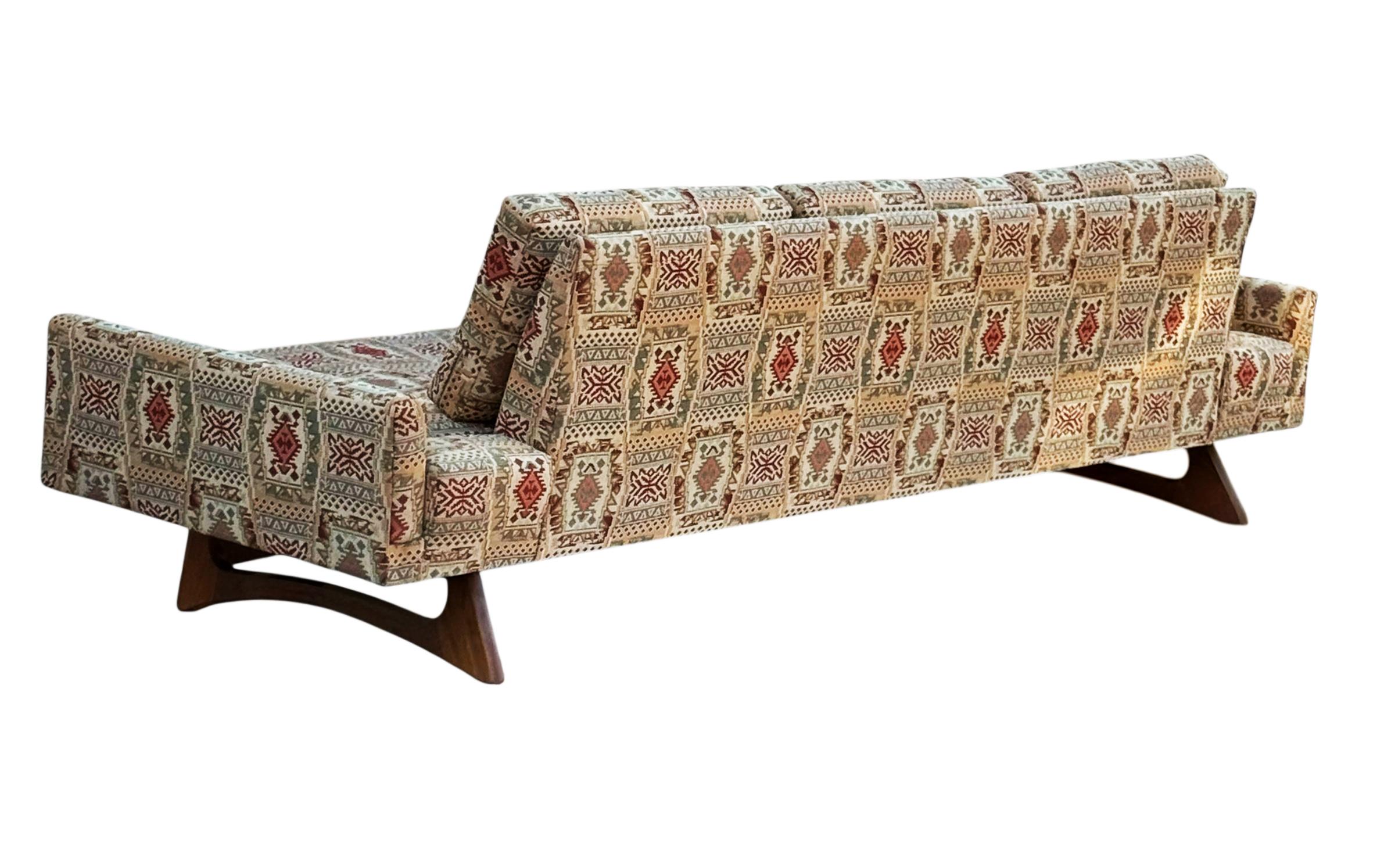 Langes skulpturales Gondola-Sofa mit Nussbaumgestell von Adrian Pearsall aus der Mitte des Jahrhunderts (Moderne der Mitte des Jahrhunderts) im Angebot
