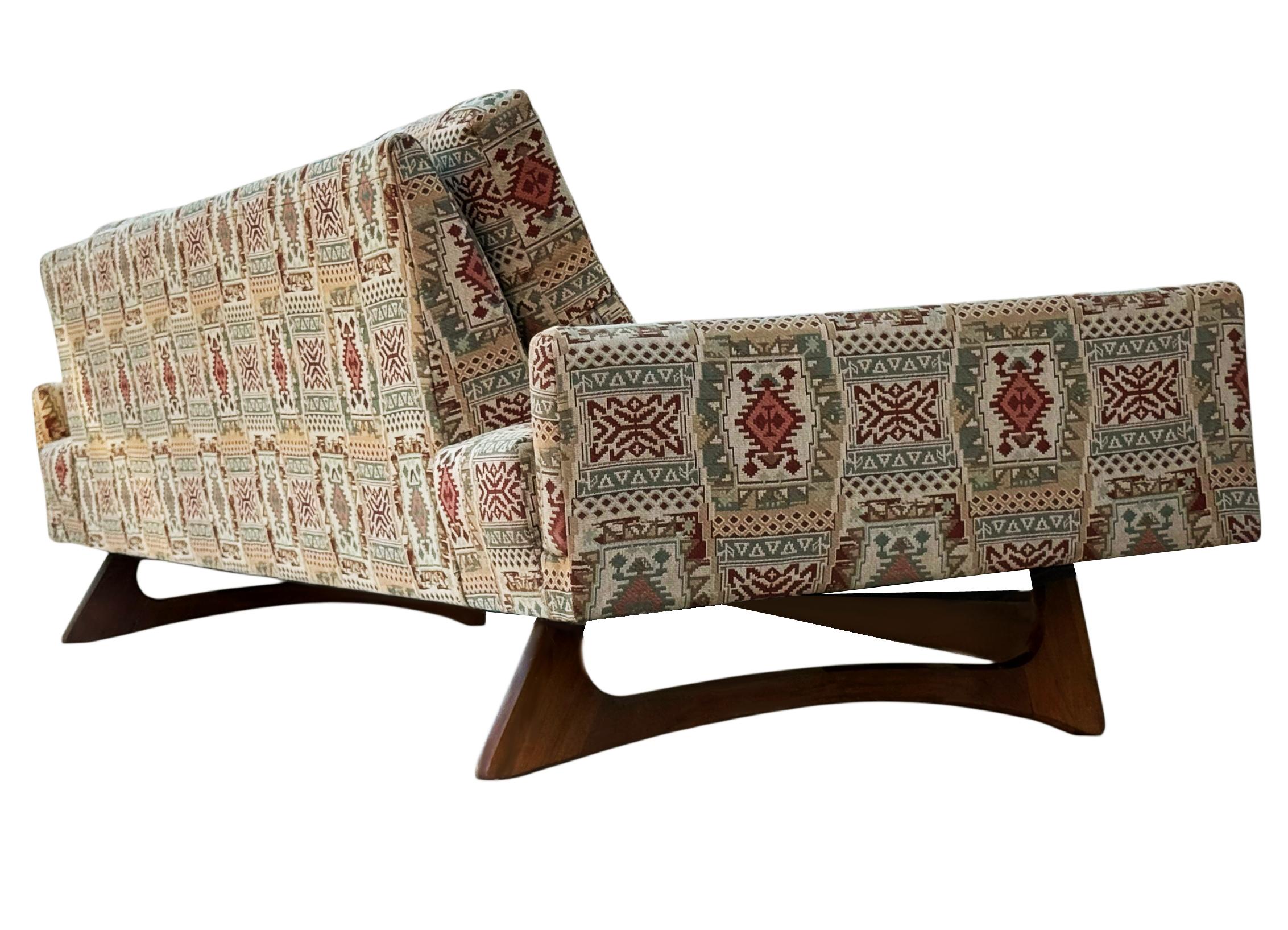 Langes skulpturales Gondola-Sofa mit Nussbaumgestell von Adrian Pearsall aus der Mitte des Jahrhunderts (amerikanisch) im Angebot
