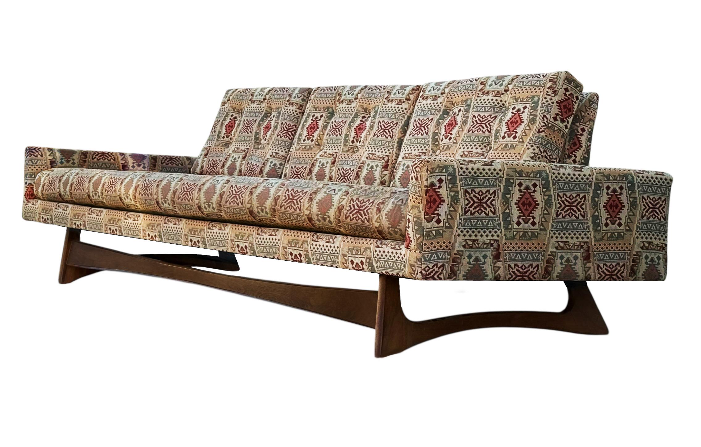 Langes skulpturales Gondola-Sofa mit Nussbaumgestell von Adrian Pearsall aus der Mitte des Jahrhunderts im Zustand „Relativ gut“ im Angebot in Philadelphia, PA