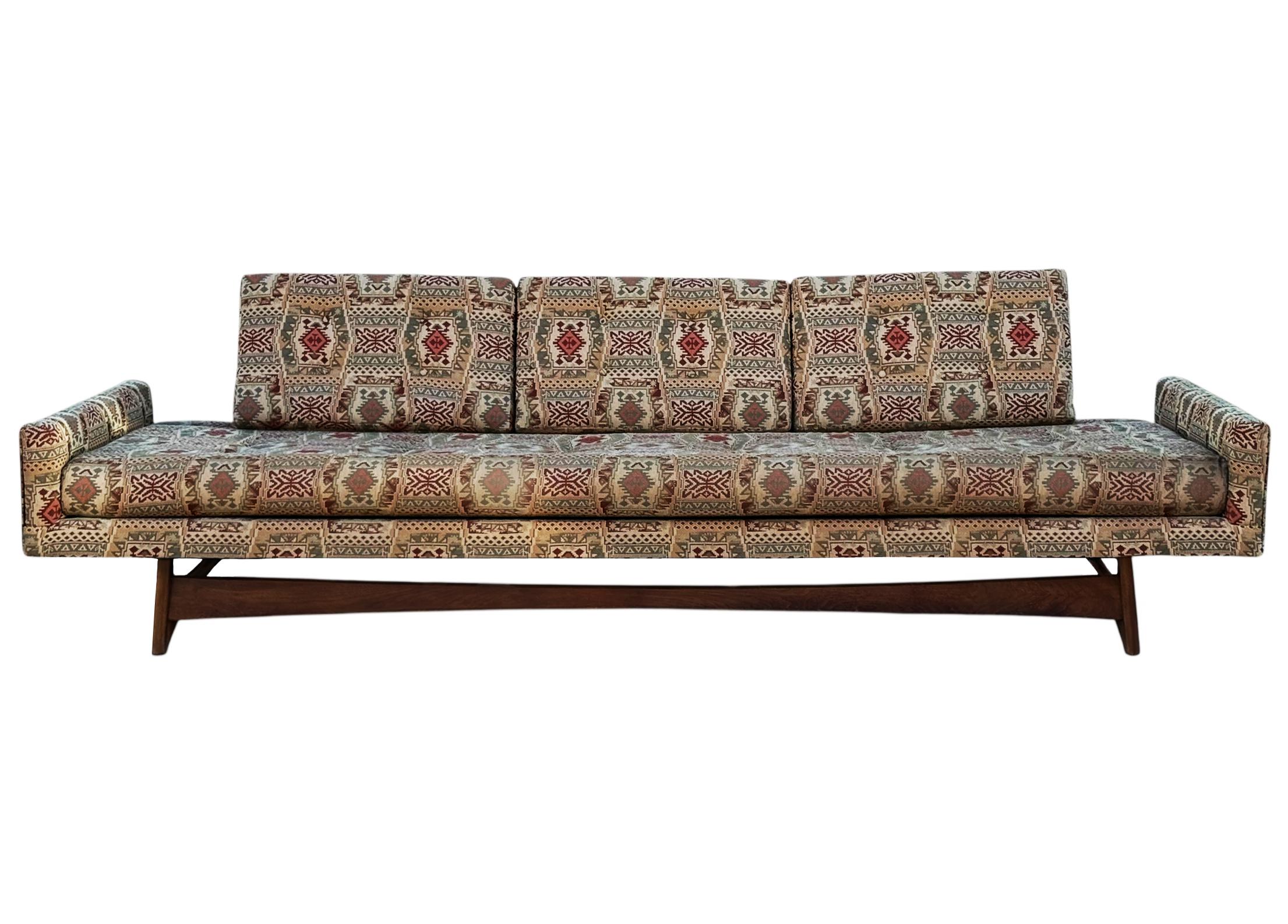 Langes skulpturales Gondola-Sofa mit Nussbaumgestell von Adrian Pearsall aus der Mitte des Jahrhunderts (Mitte des 20. Jahrhunderts) im Angebot