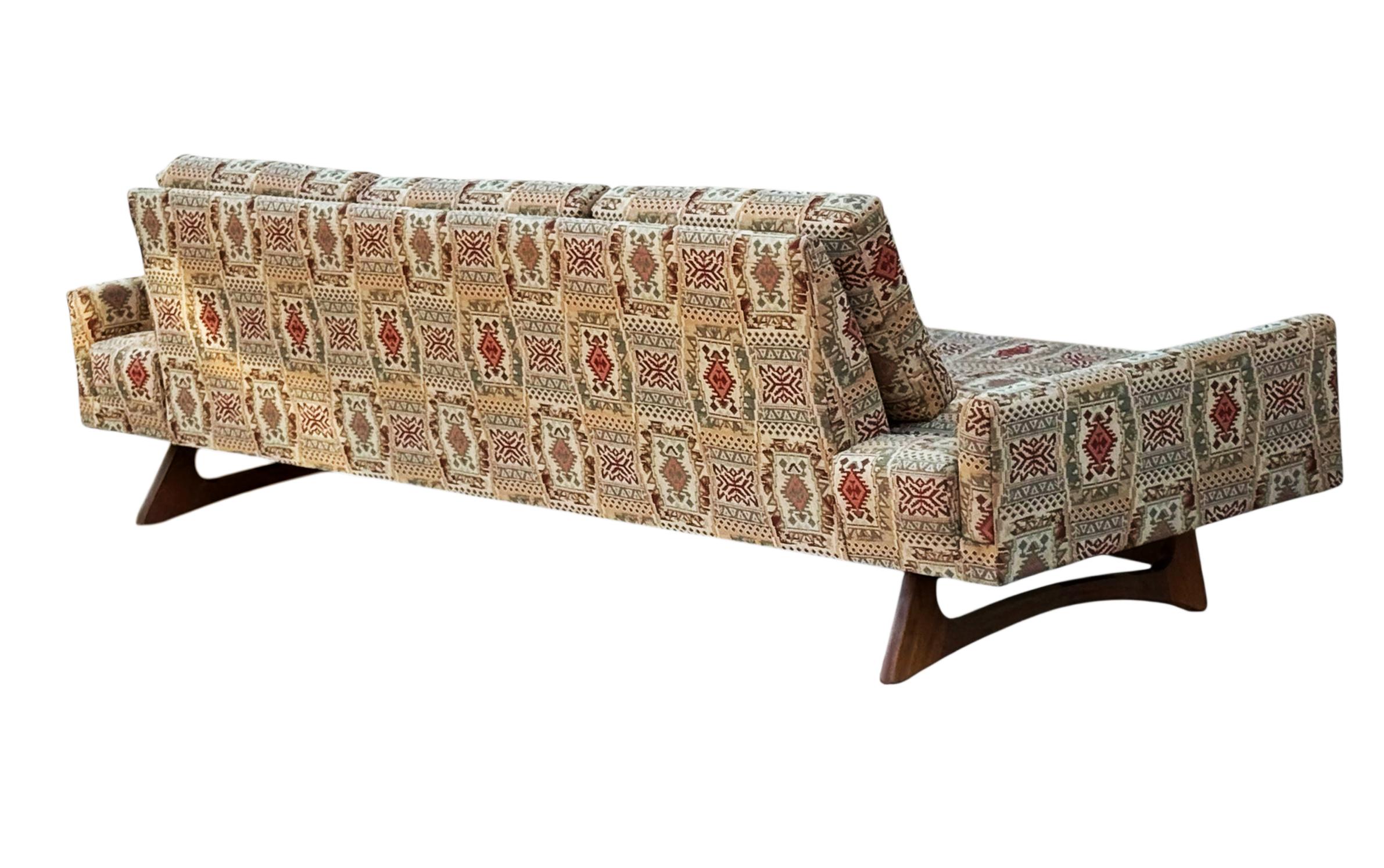 Langes skulpturales Gondola-Sofa mit Nussbaumgestell von Adrian Pearsall aus der Mitte des Jahrhunderts (Stoff) im Angebot
