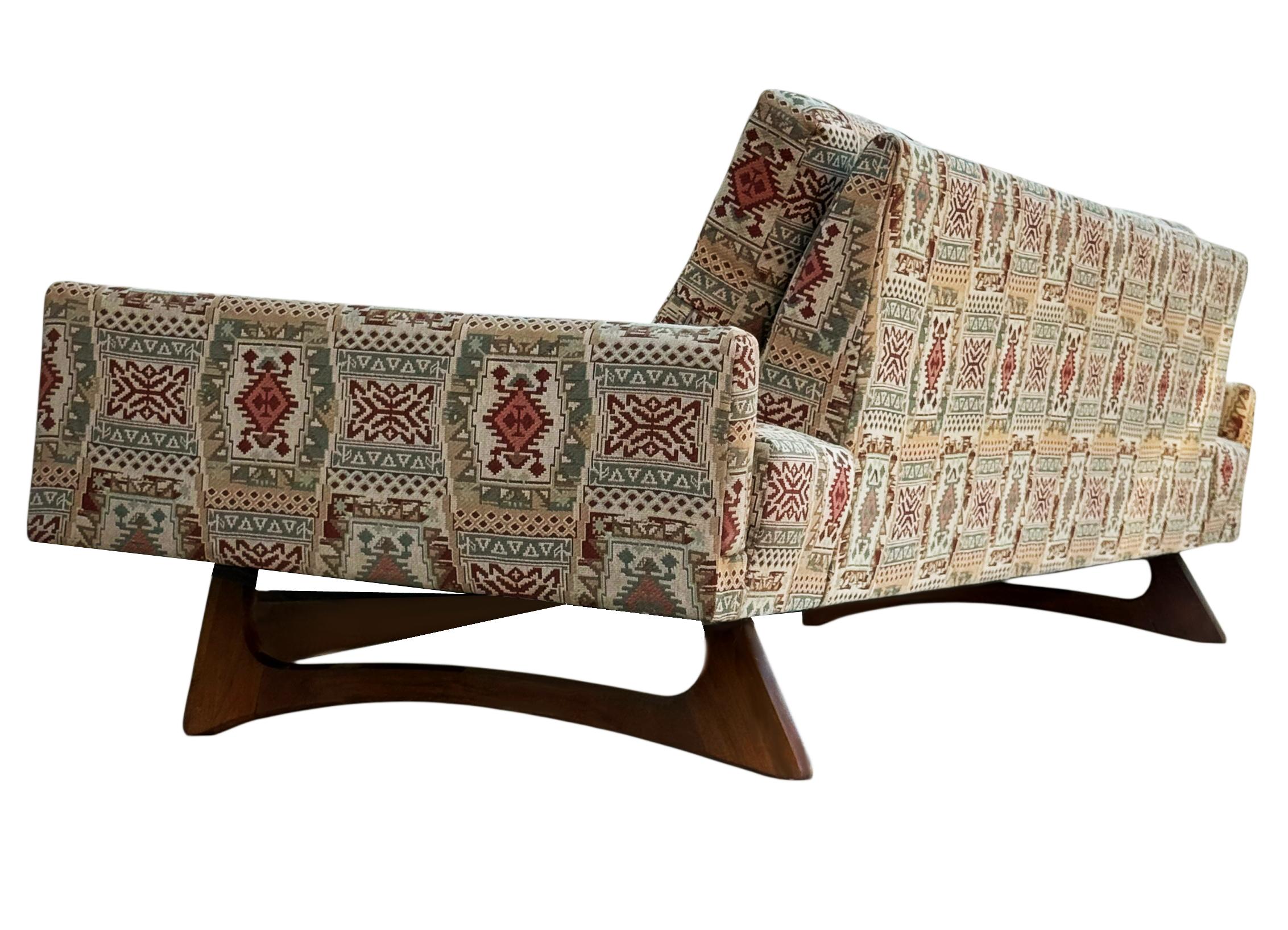 Langes skulpturales Gondola-Sofa mit Nussbaumgestell von Adrian Pearsall aus der Mitte des Jahrhunderts im Angebot 1