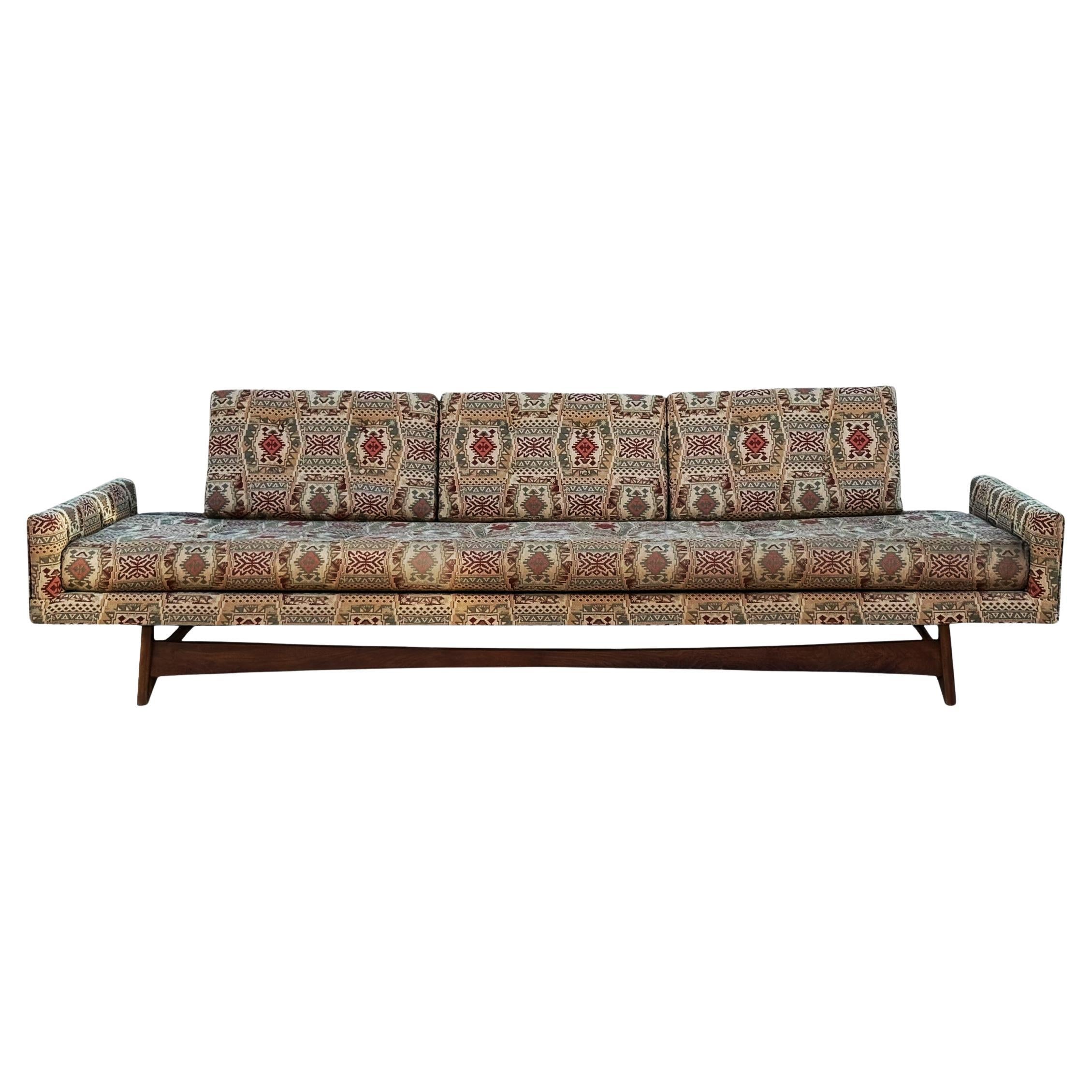 Langes skulpturales Gondola-Sofa mit Nussbaumgestell von Adrian Pearsall aus der Mitte des Jahrhunderts im Angebot