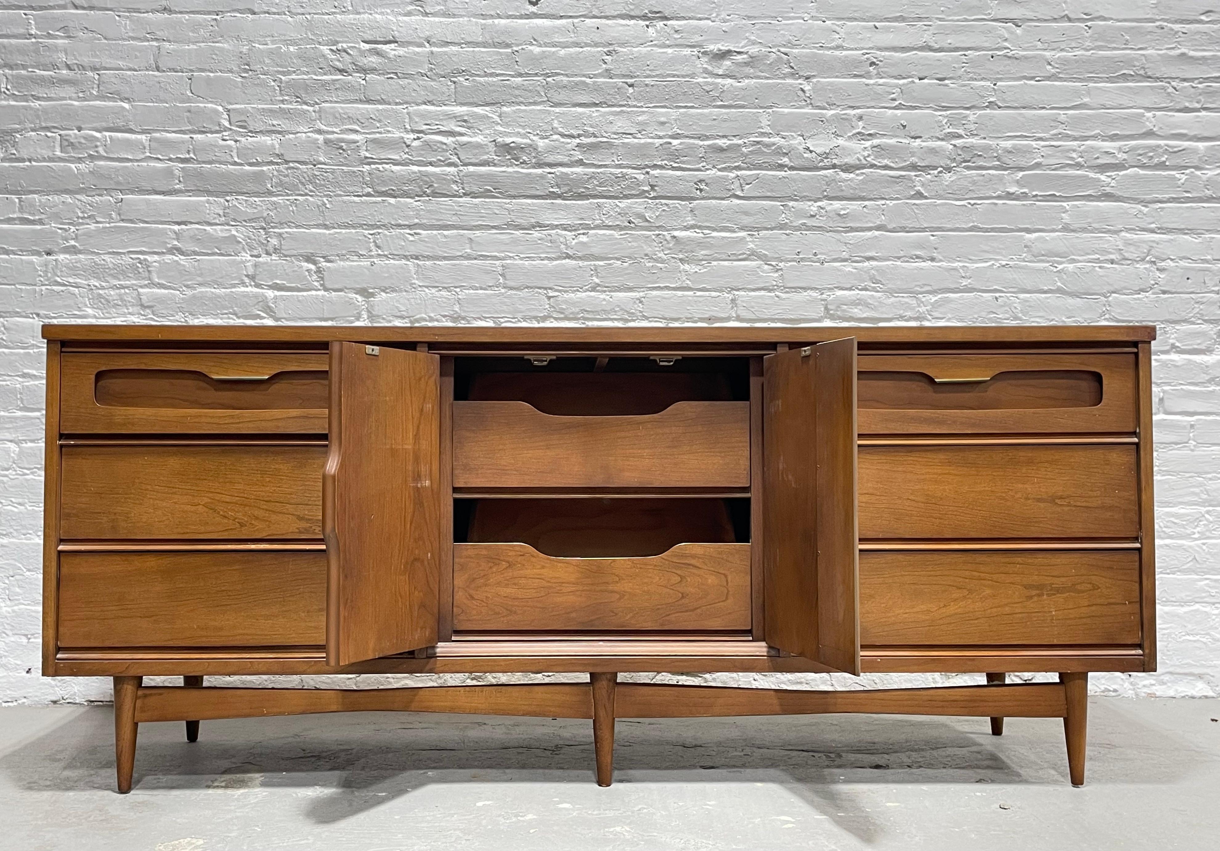 Long Mid-Century Modern Walnut Dresser by Bassett Furniture Co., C. 1960s In Good Condition In Weehawken, NJ