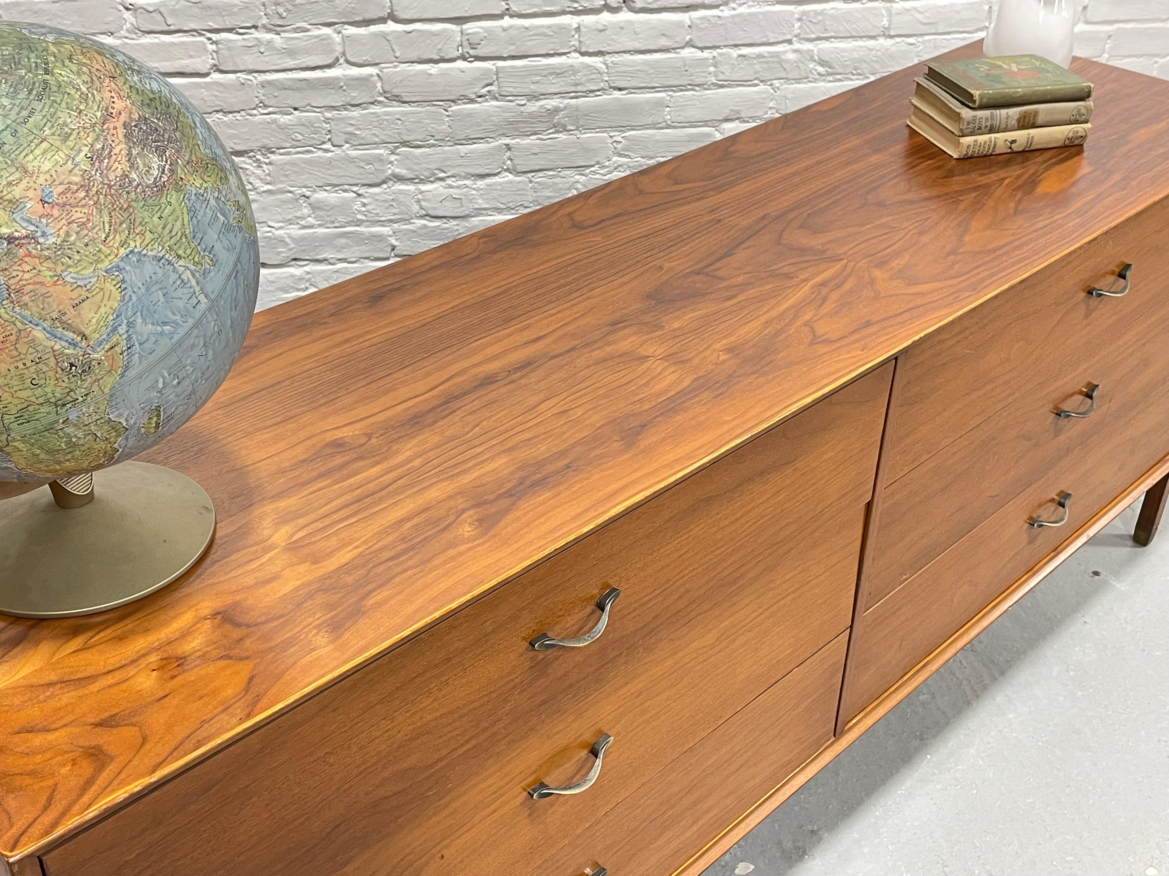 VESTIGA LUNGA MODERNA in legno di noce di Dunbar, 1960 ca. in vendita 4