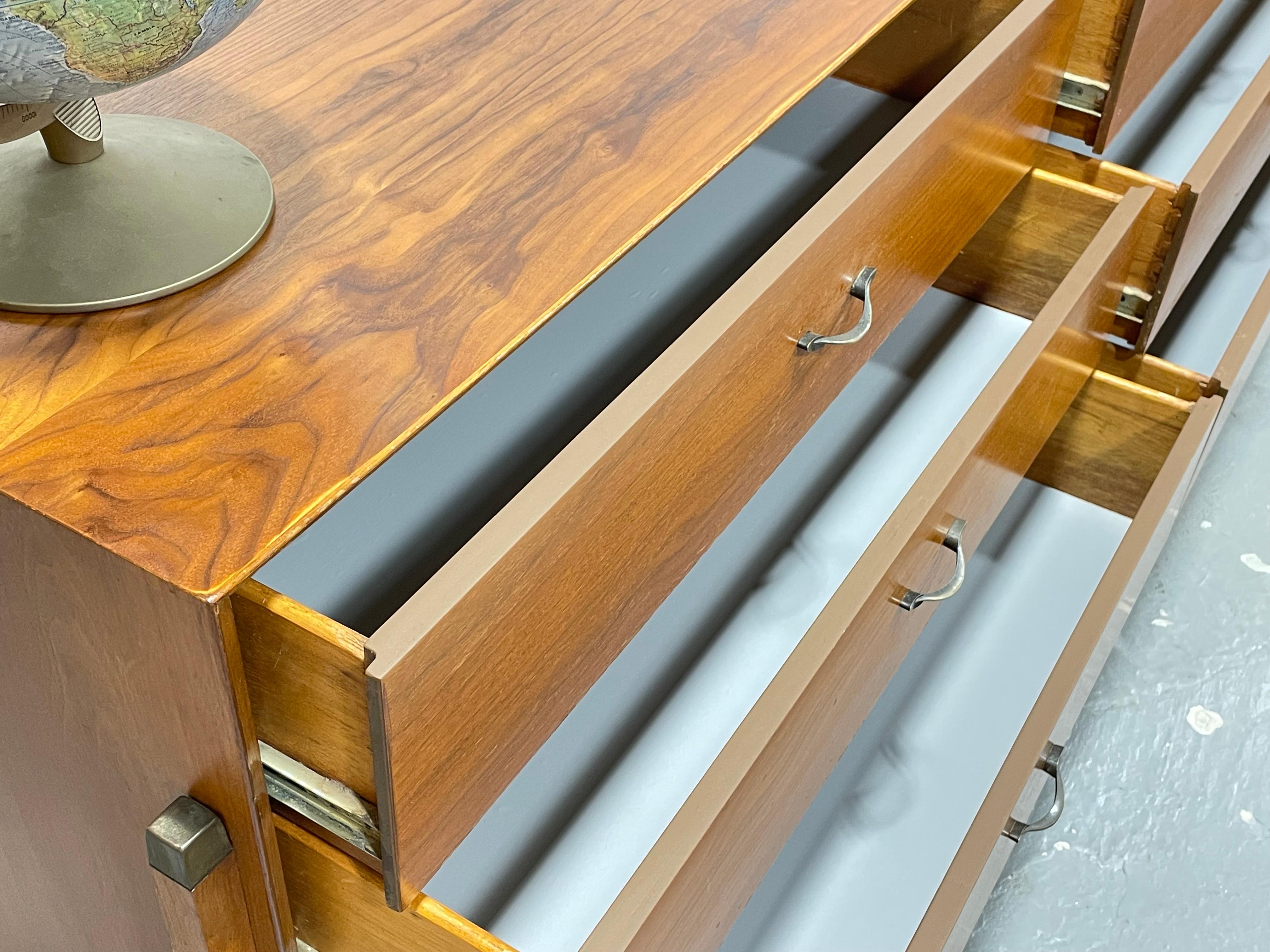 VESTIGA LUNGA MODERNA in legno di noce di Dunbar, 1960 ca. in vendita 5