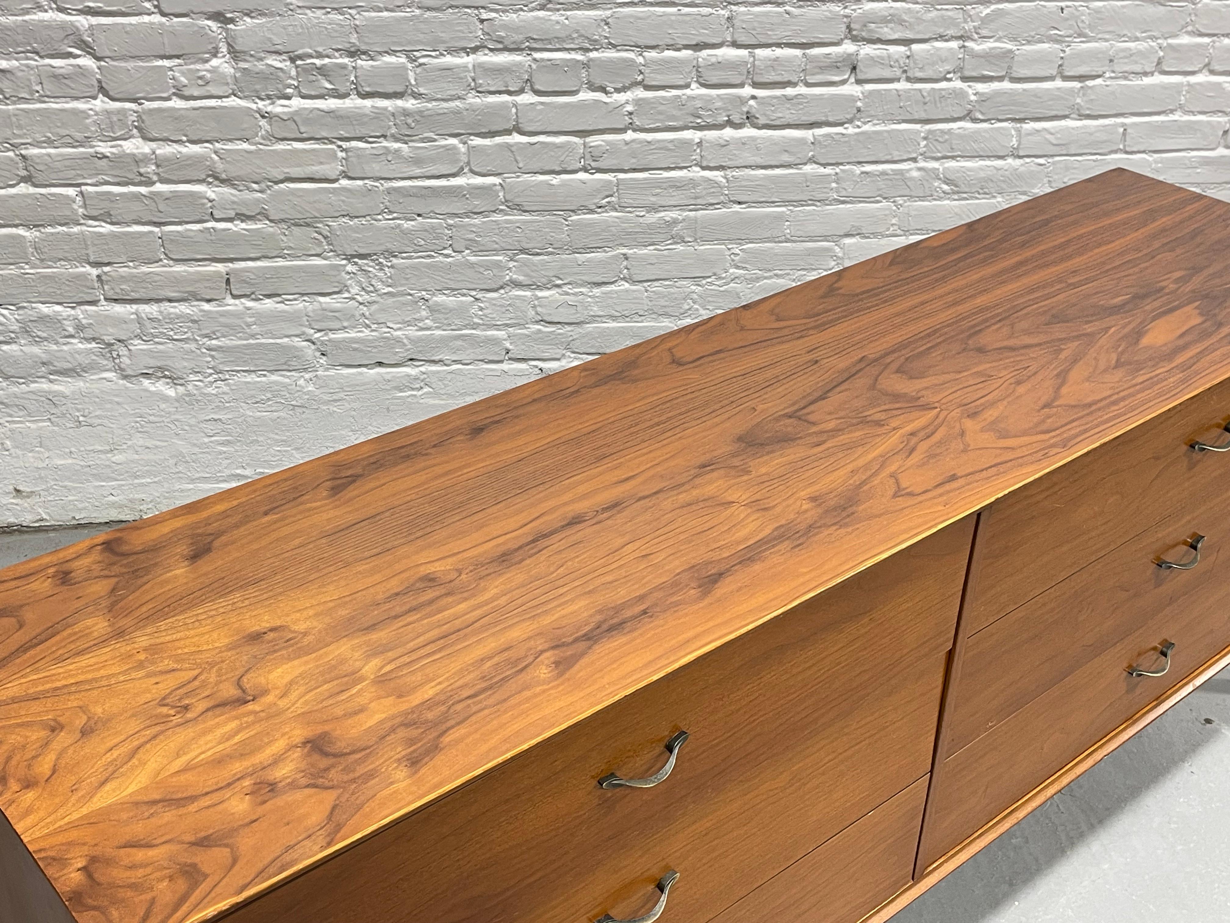 VESTIGA LUNGA MODERNA in legno di noce di Dunbar, 1960 ca. in vendita 6