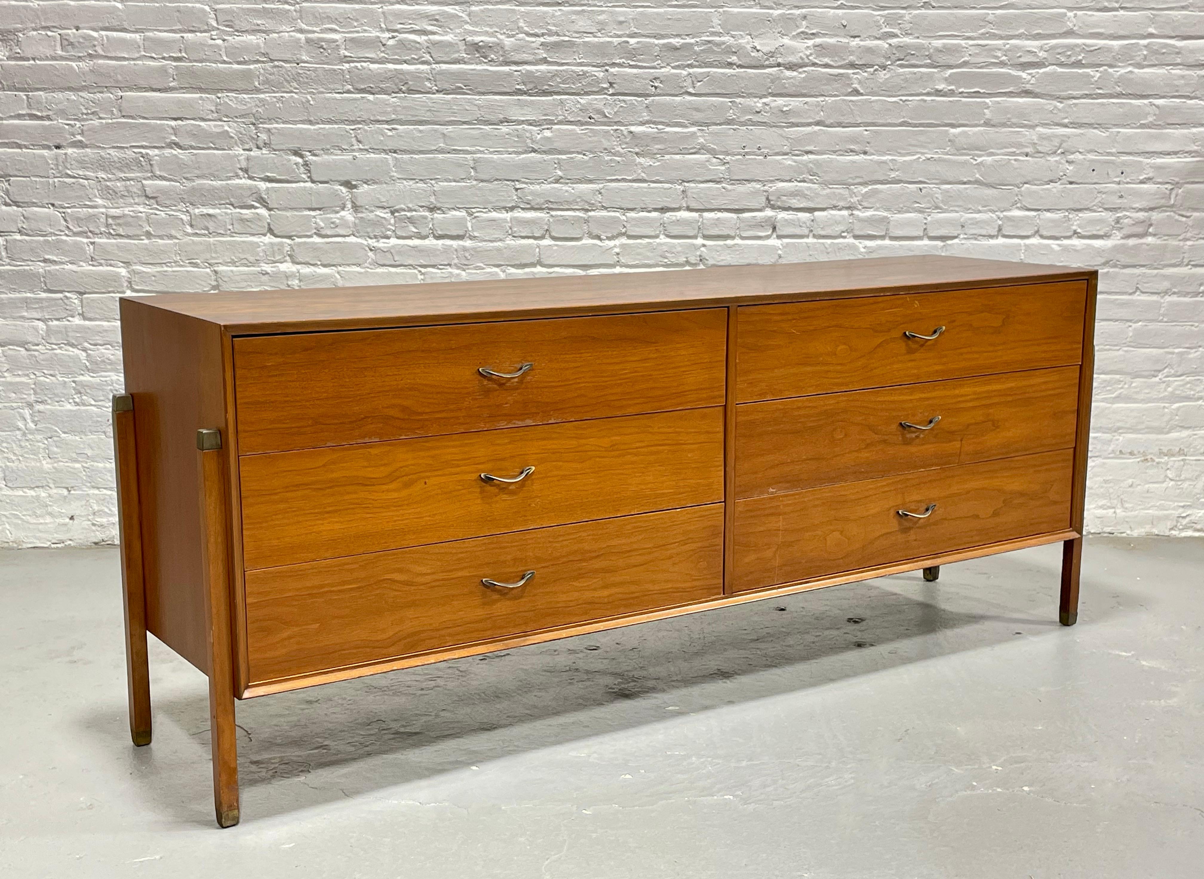 VESTIGA LUNGA MODERNA in legno di noce di Dunbar, 1960 ca. in vendita 7