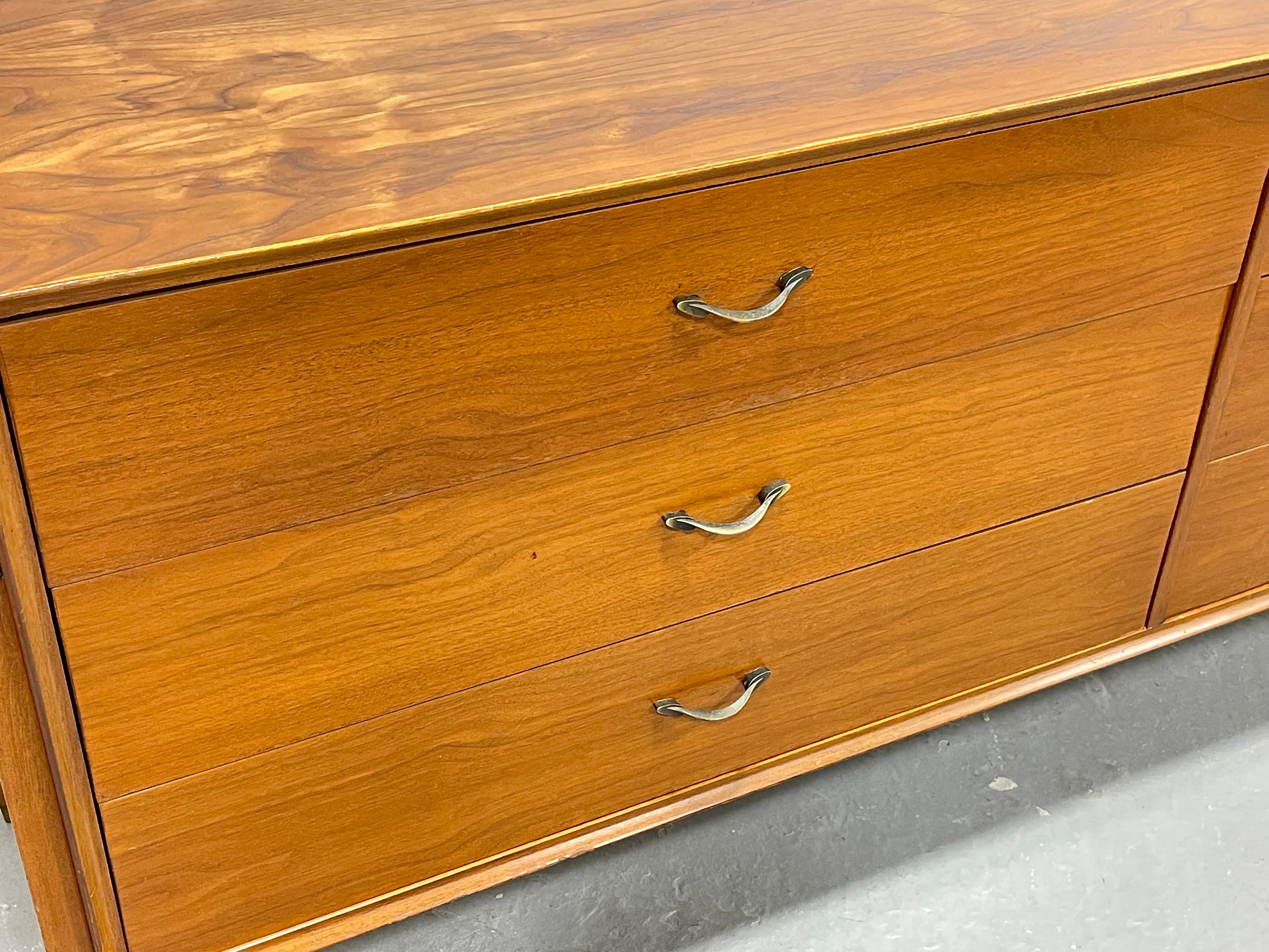 VESTIGA LUNGA MODERNA in legno di noce di Dunbar, 1960 ca. in vendita 8