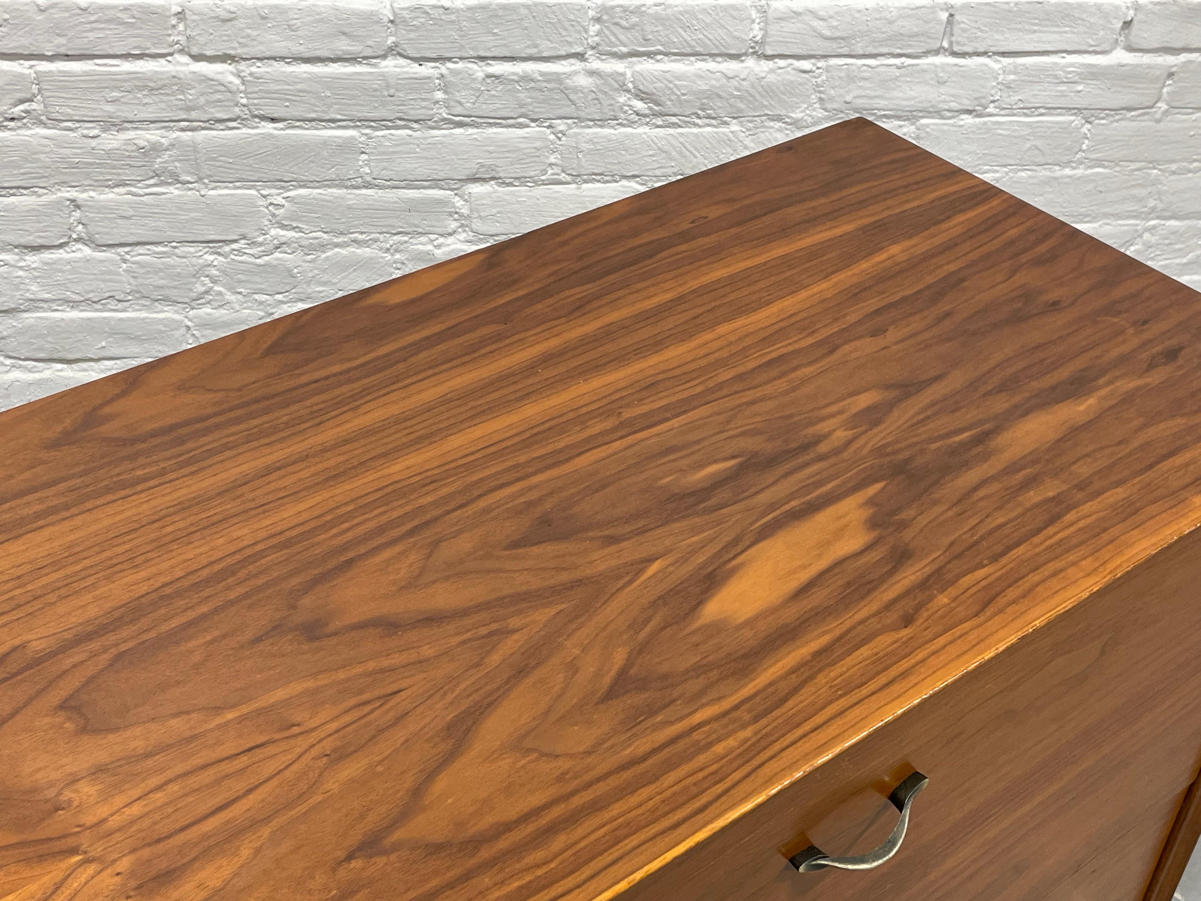VESTIGA LUNGA MODERNA in legno di noce di Dunbar, 1960 ca. in vendita 9