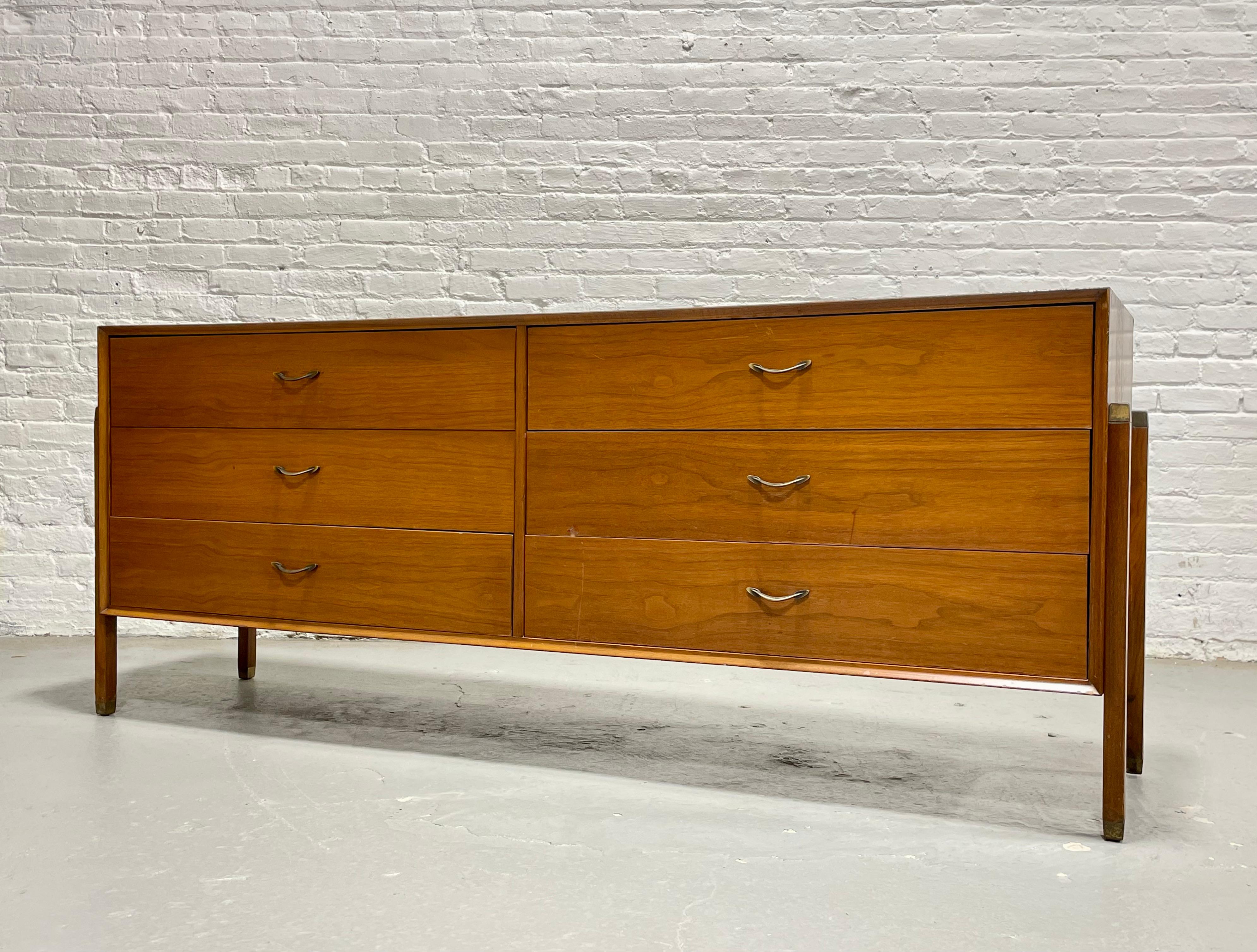 VESTIGA LUNGA MODERNA in legno di noce di Dunbar, 1960 ca. in vendita 10