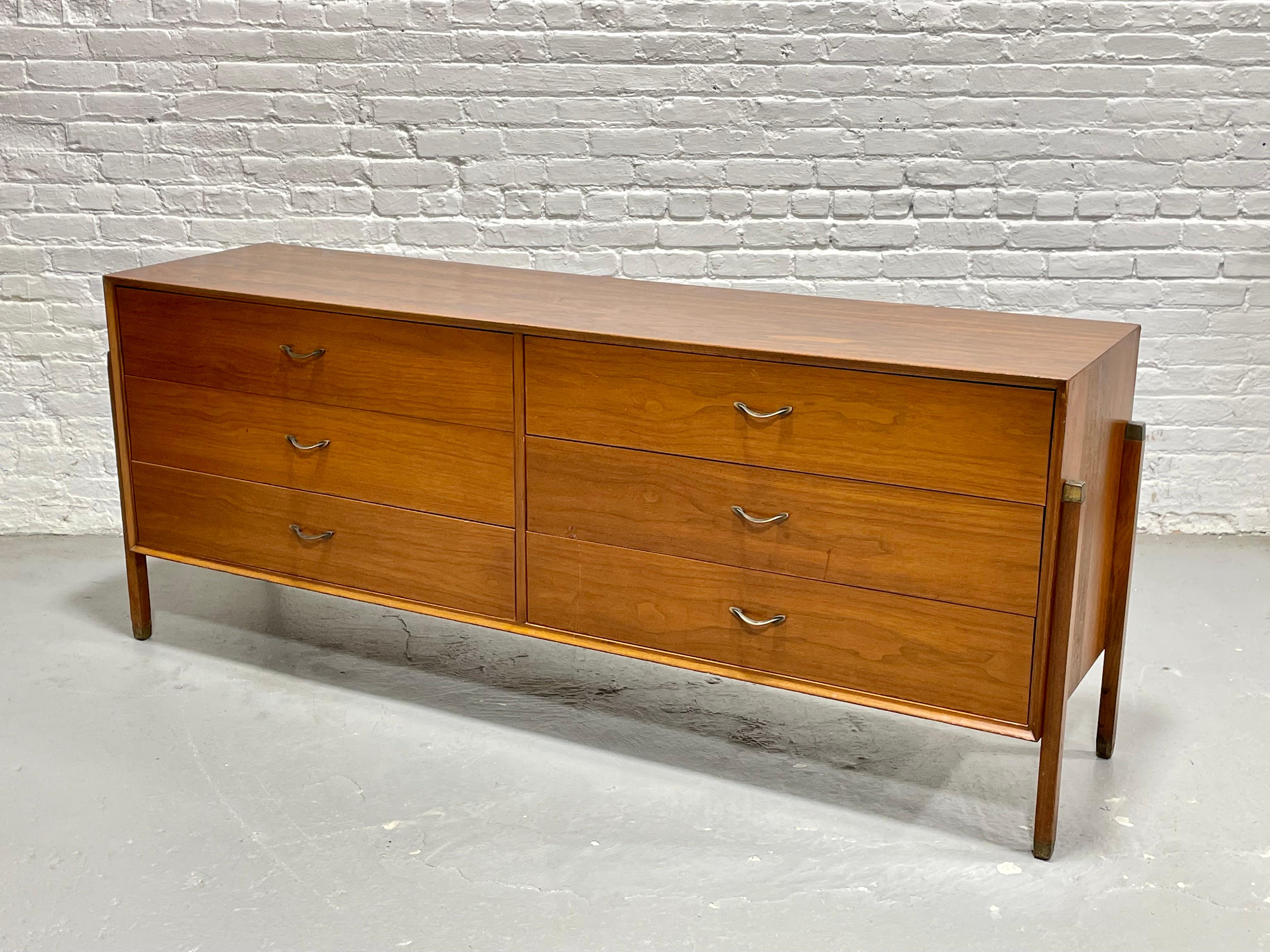 VESTIGA LUNGA MODERNA in legno di noce di Dunbar, 1960 ca. in vendita 11