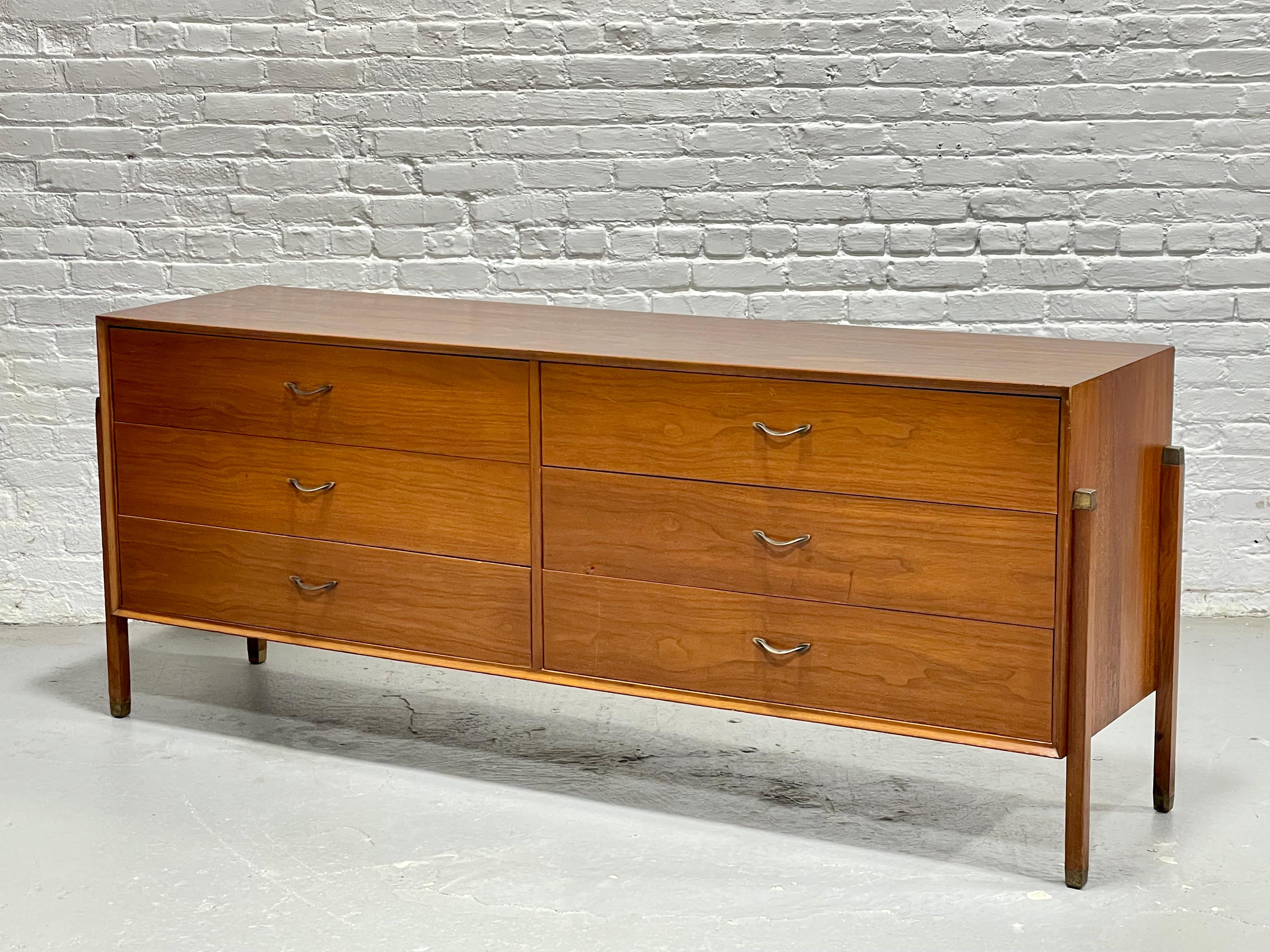 VESTIGA LUNGA MODERNA in legno di noce di Dunbar, 1960 ca. in vendita 12