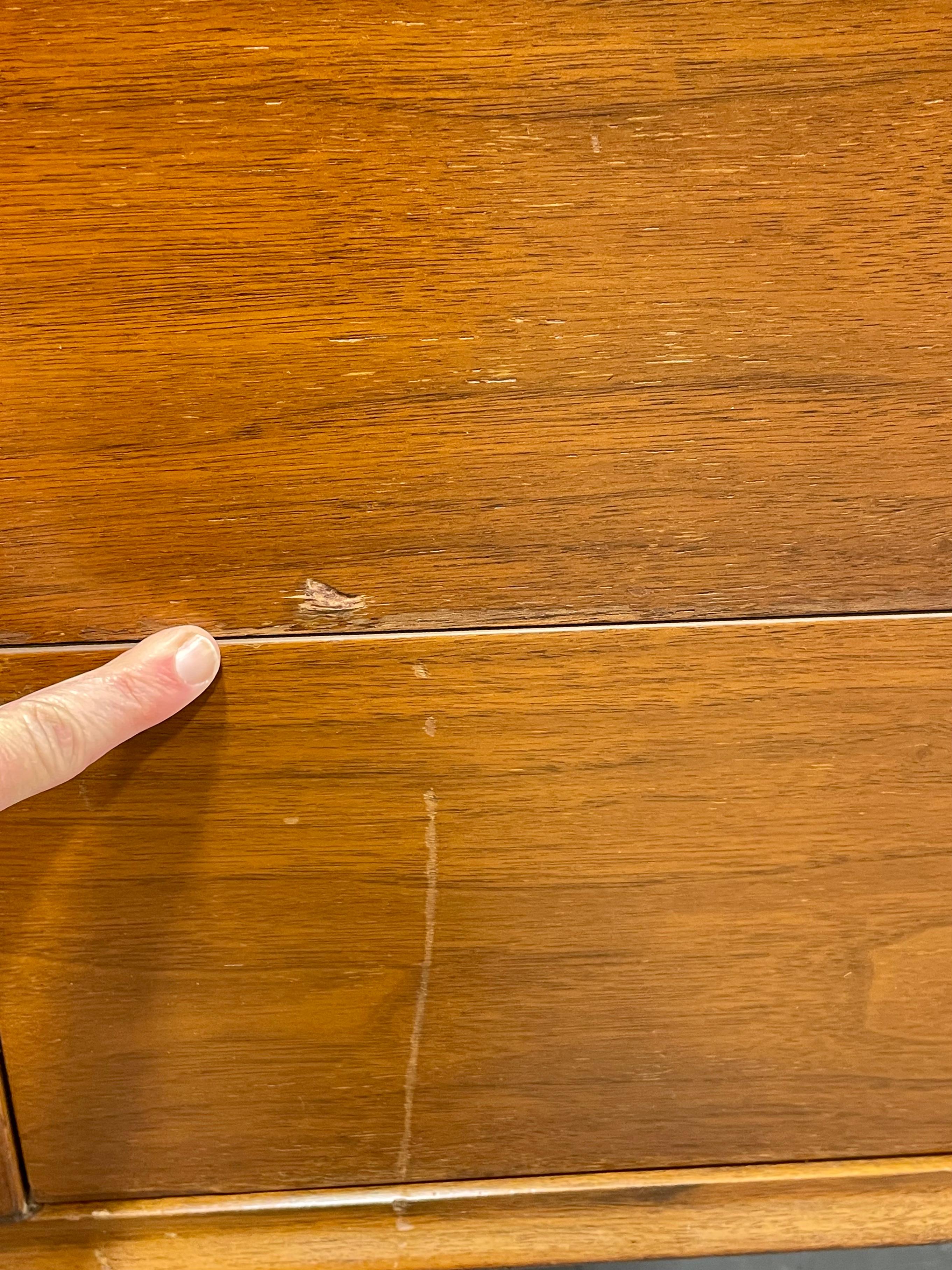 VESTIGA LUNGA MODERNA in legno di noce di Dunbar, 1960 ca. in vendita 13