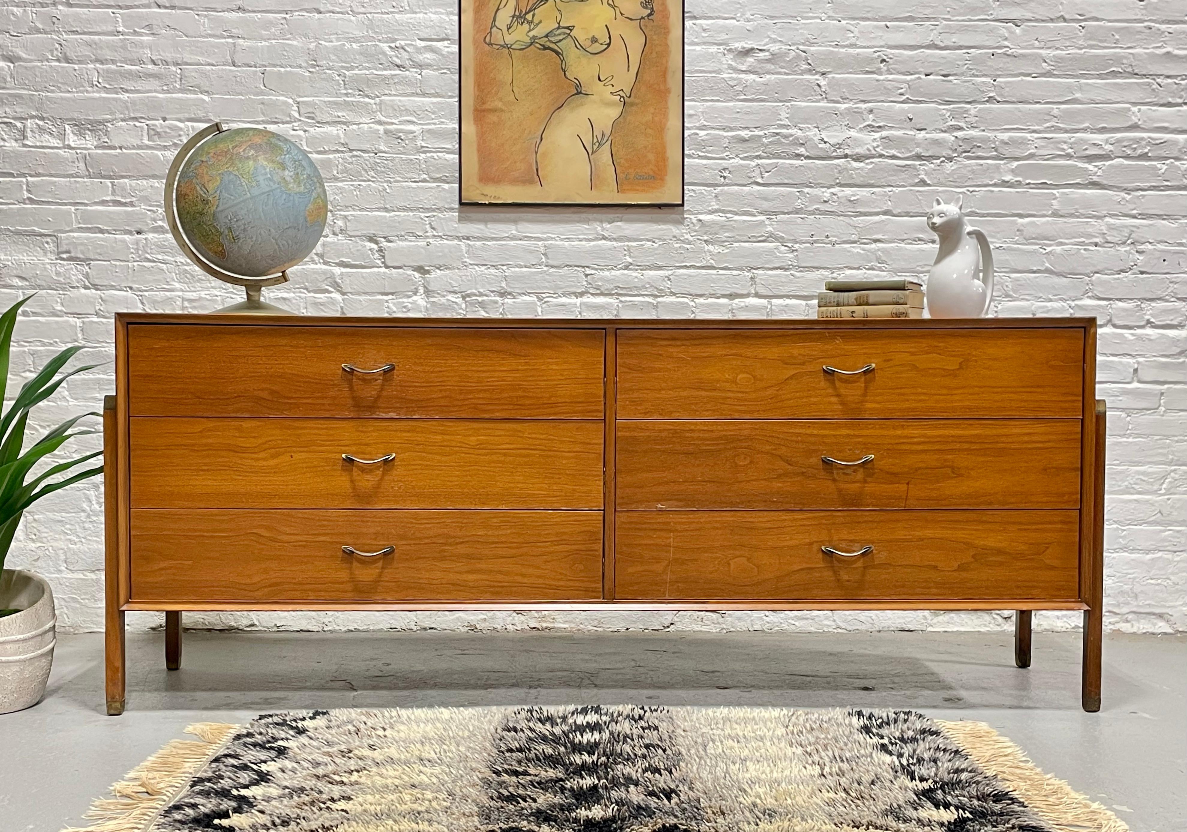 Mid-Century moderno VESTIGA LUNGA MODERNA in legno di noce di Dunbar, 1960 ca. in vendita