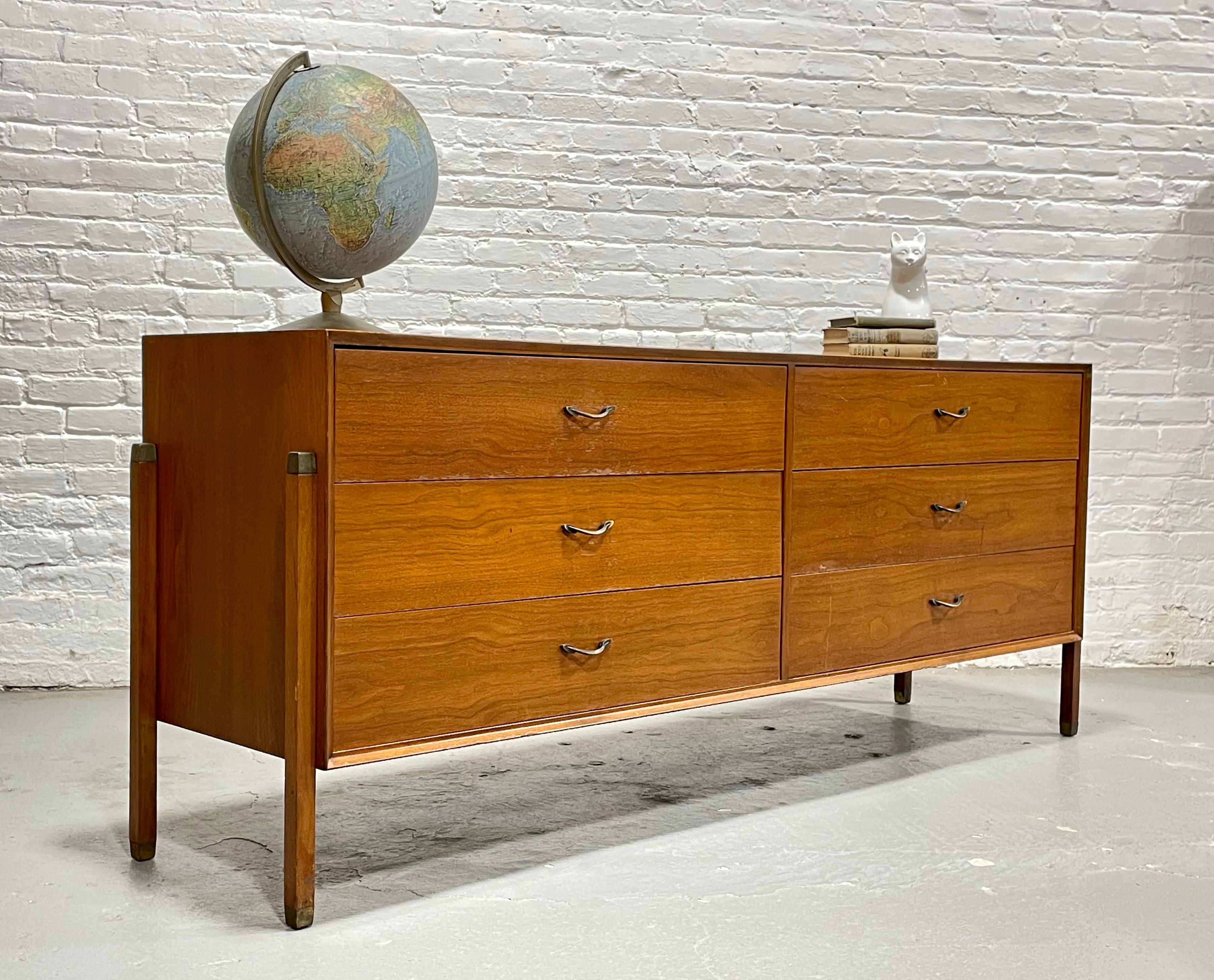 VESTIGA LUNGA MODERNA in legno di noce di Dunbar, 1960 ca. In condizioni buone in vendita a Weehawken, NJ