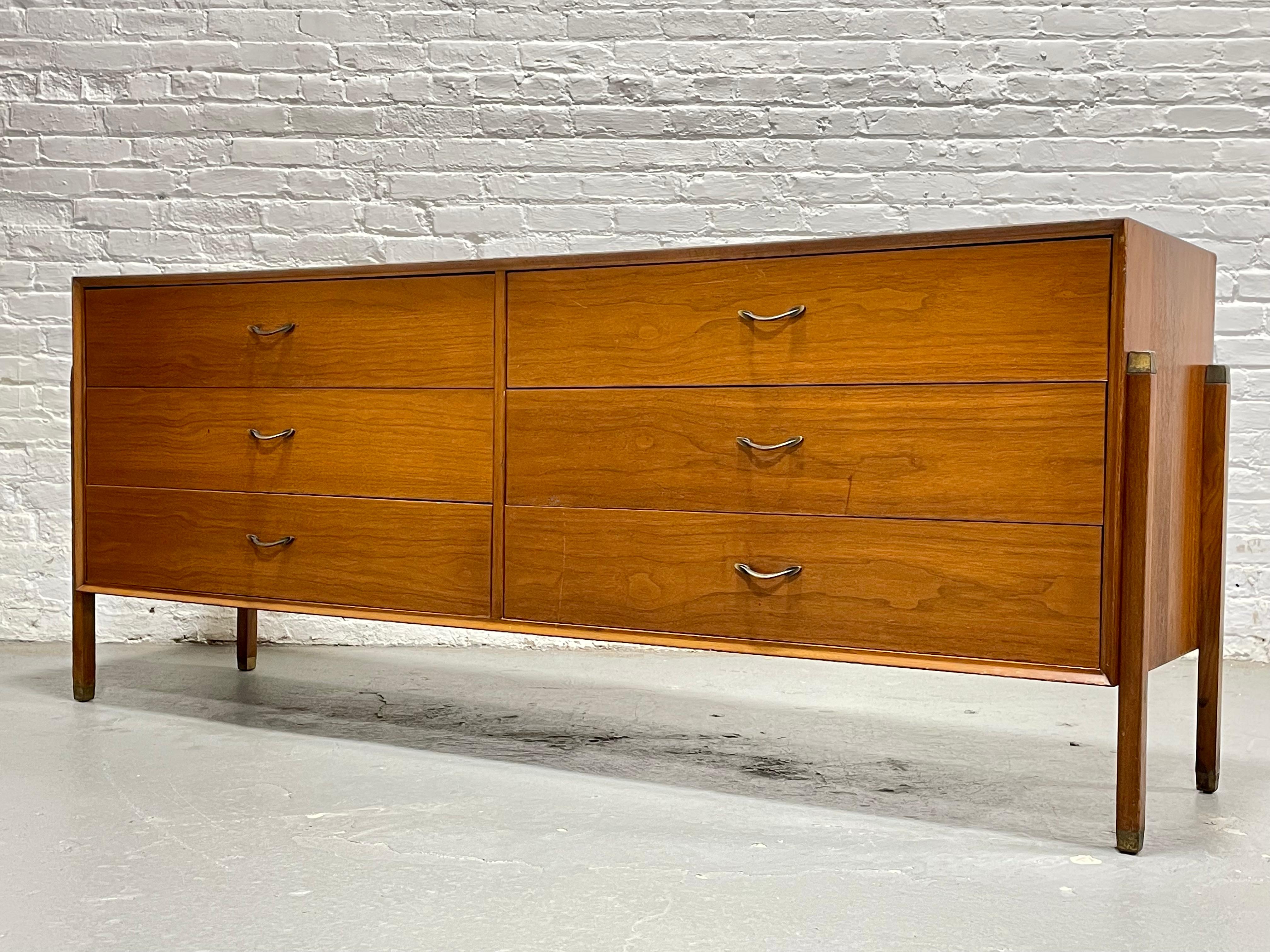 Metà XX secolo VESTIGA LUNGA MODERNA in legno di noce di Dunbar, 1960 ca. in vendita