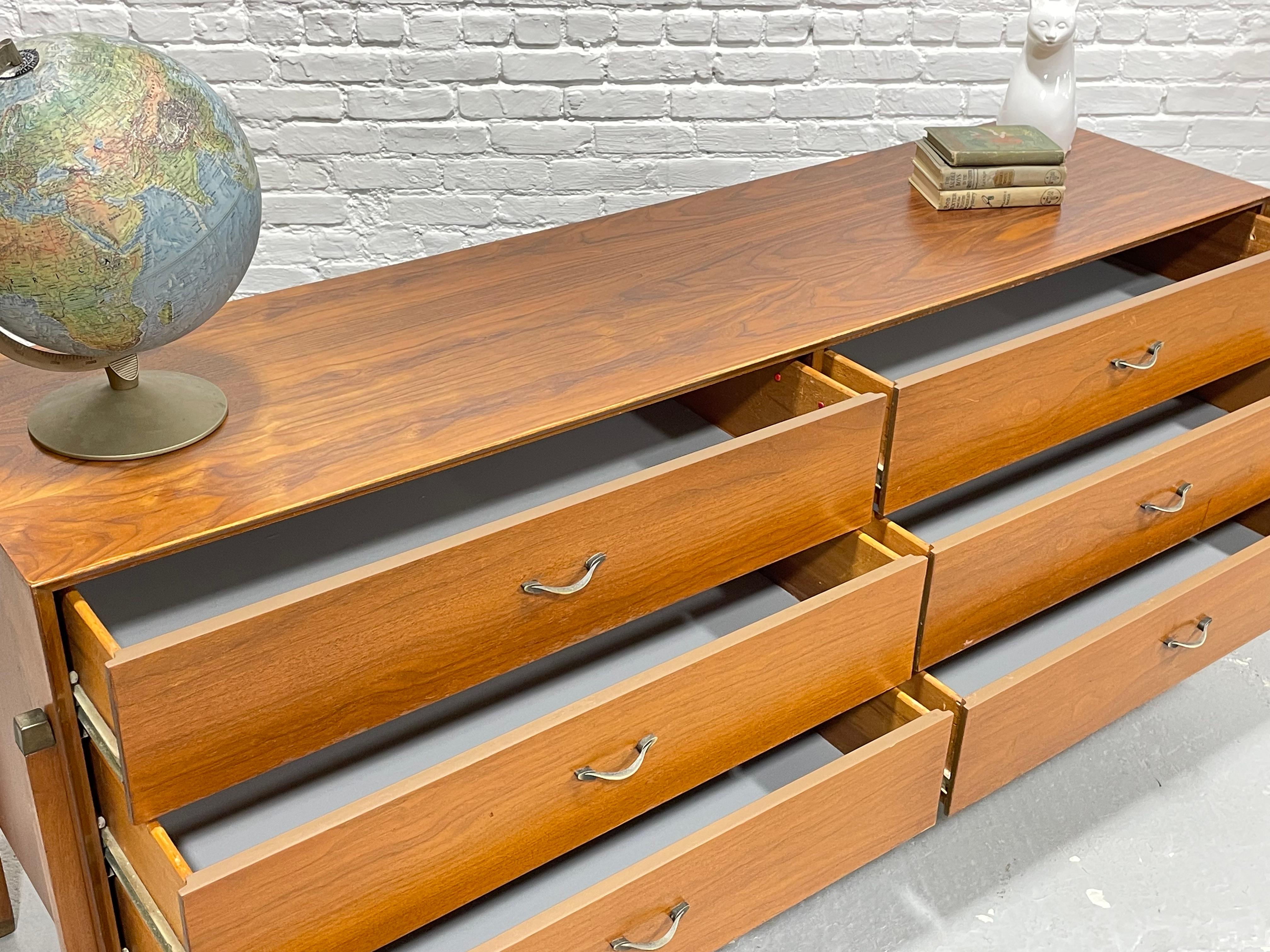 Noce VESTIGA LUNGA MODERNA in legno di noce di Dunbar, 1960 ca. in vendita