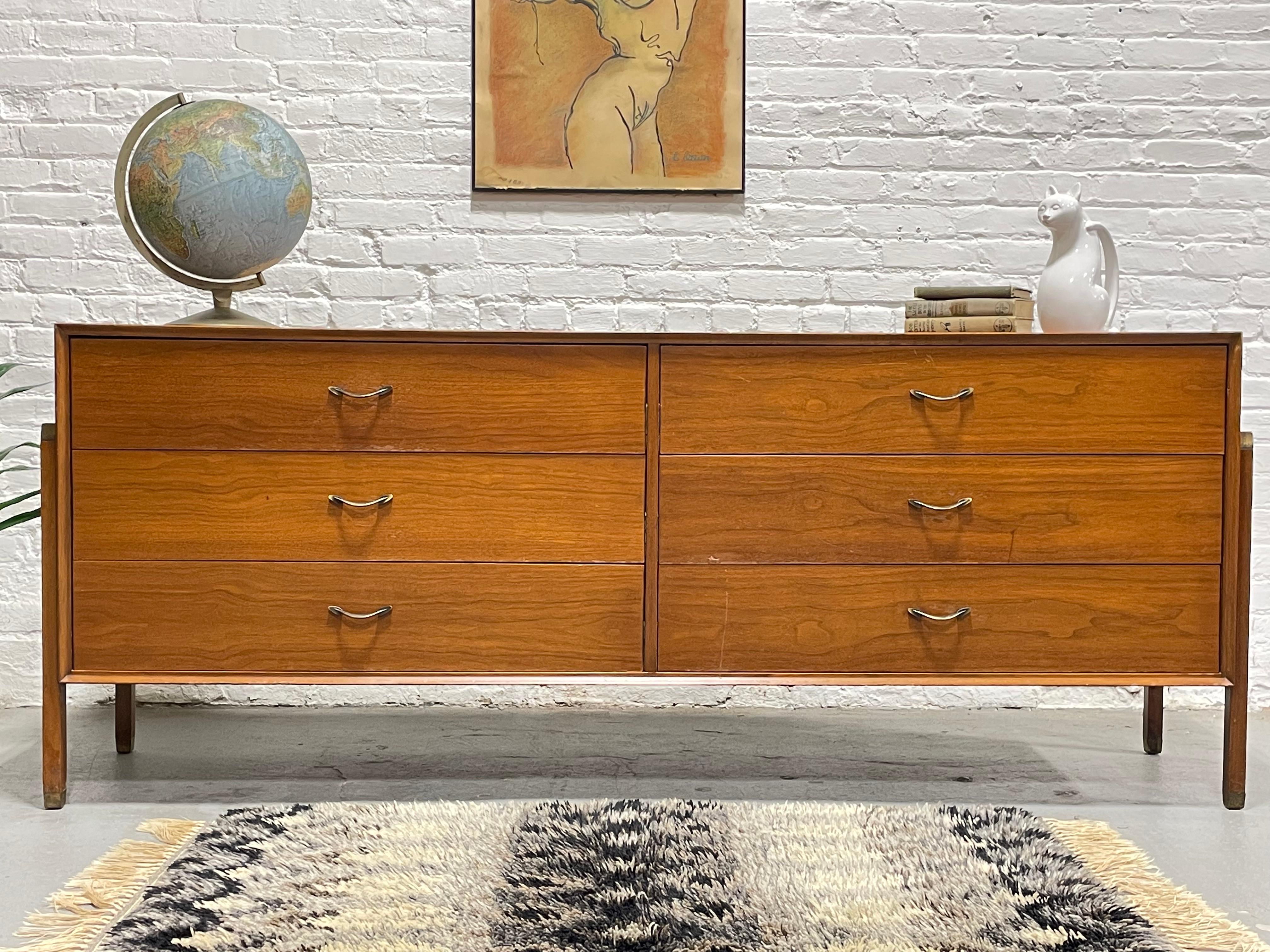 VESTIGA LUNGA MODERNA in legno di noce di Dunbar, 1960 ca. in vendita 2