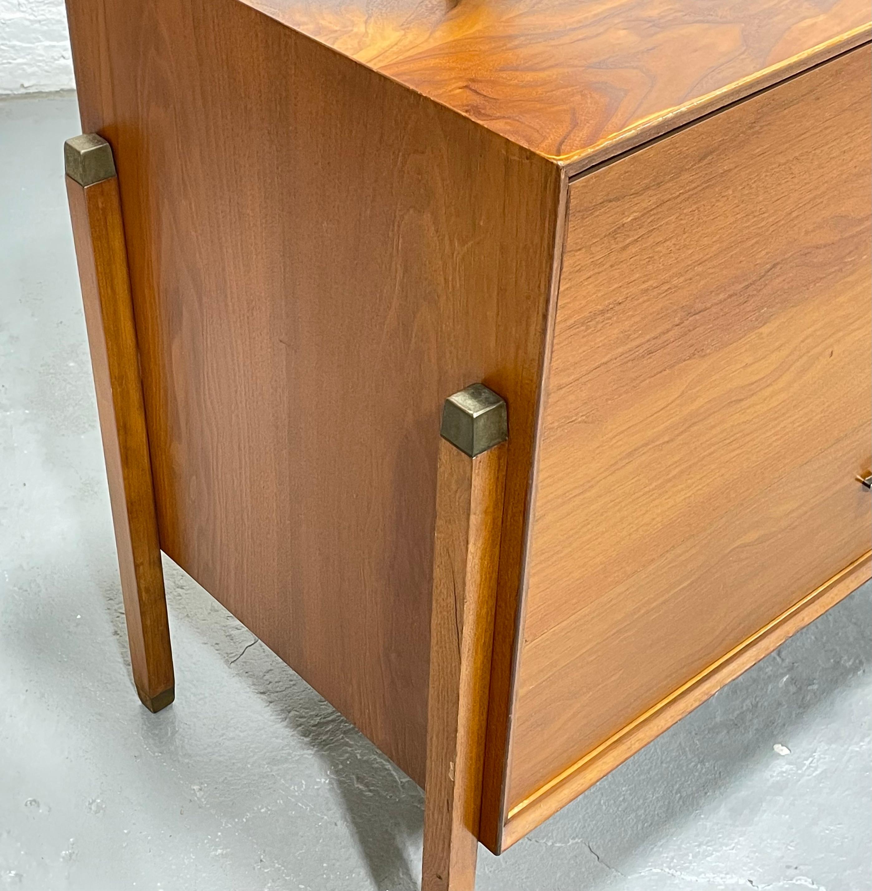VESTIGA LUNGA MODERNA in legno di noce di Dunbar, 1960 ca. in vendita 3