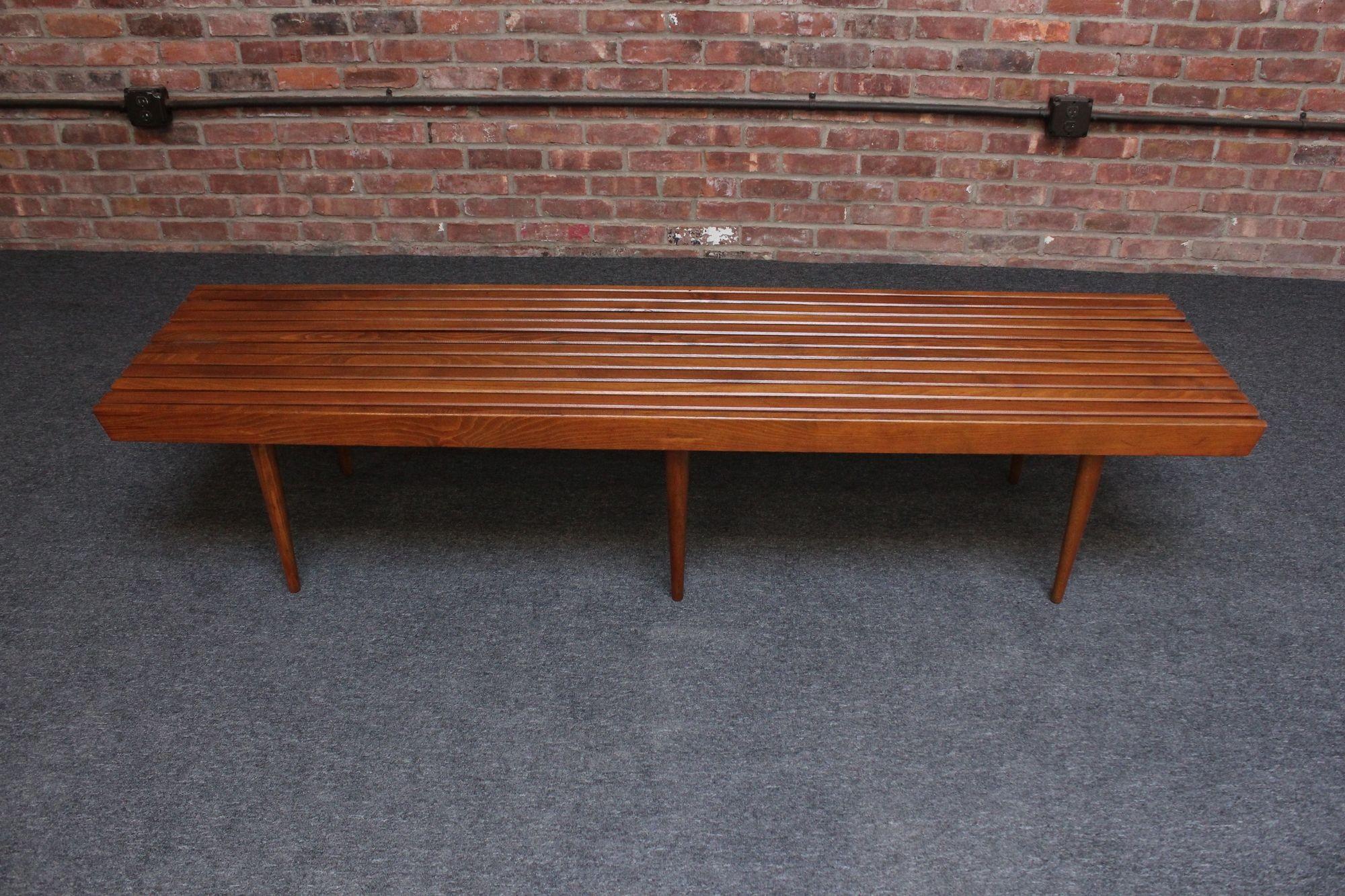 Milieu du XXe siècle Long banc / table basse à lattes en noyer de style The Modernity à pieds fuselés en vente
