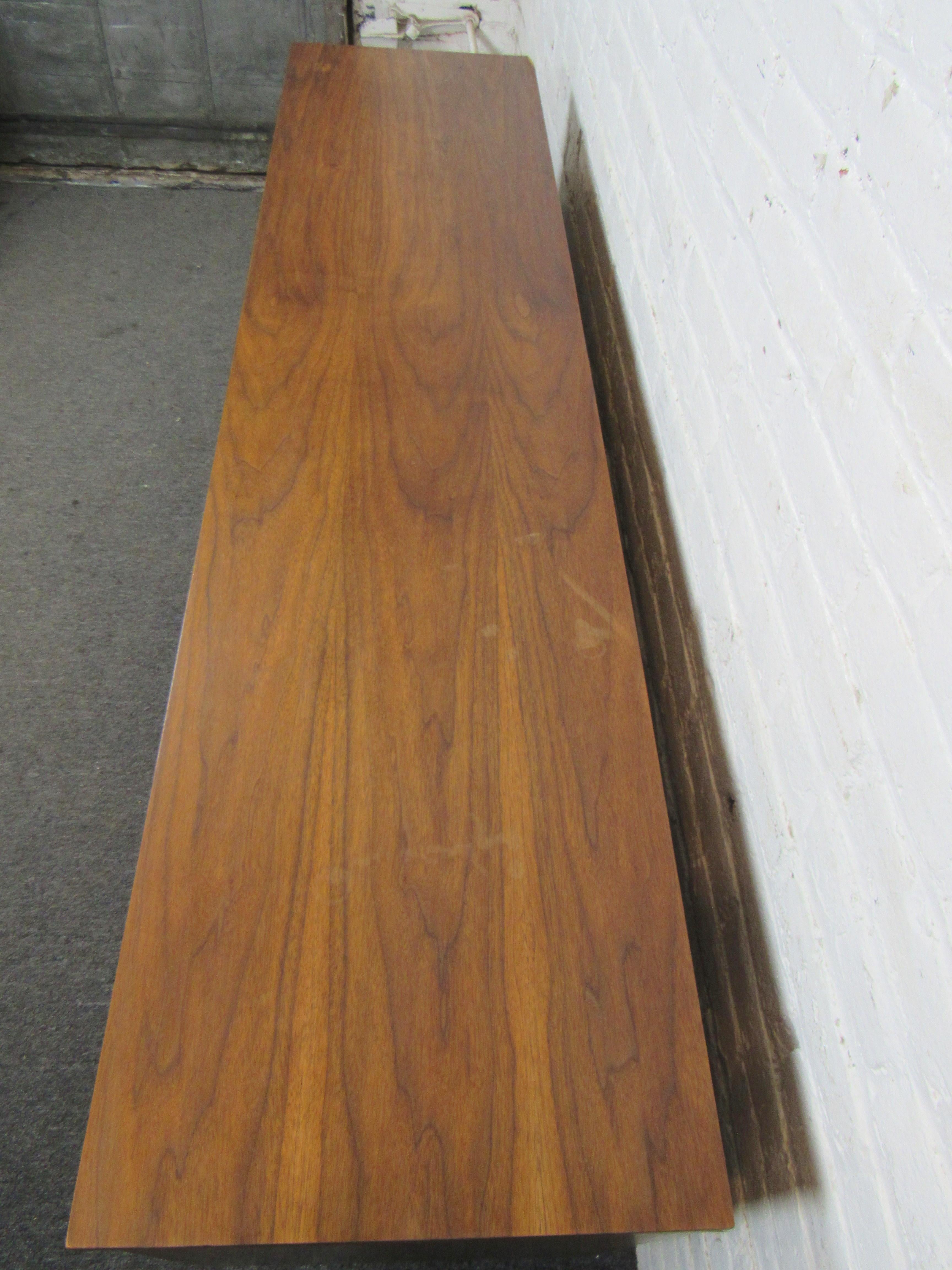 Long Mid-Century Walnut Dresser In Good Condition In Brooklyn, NY