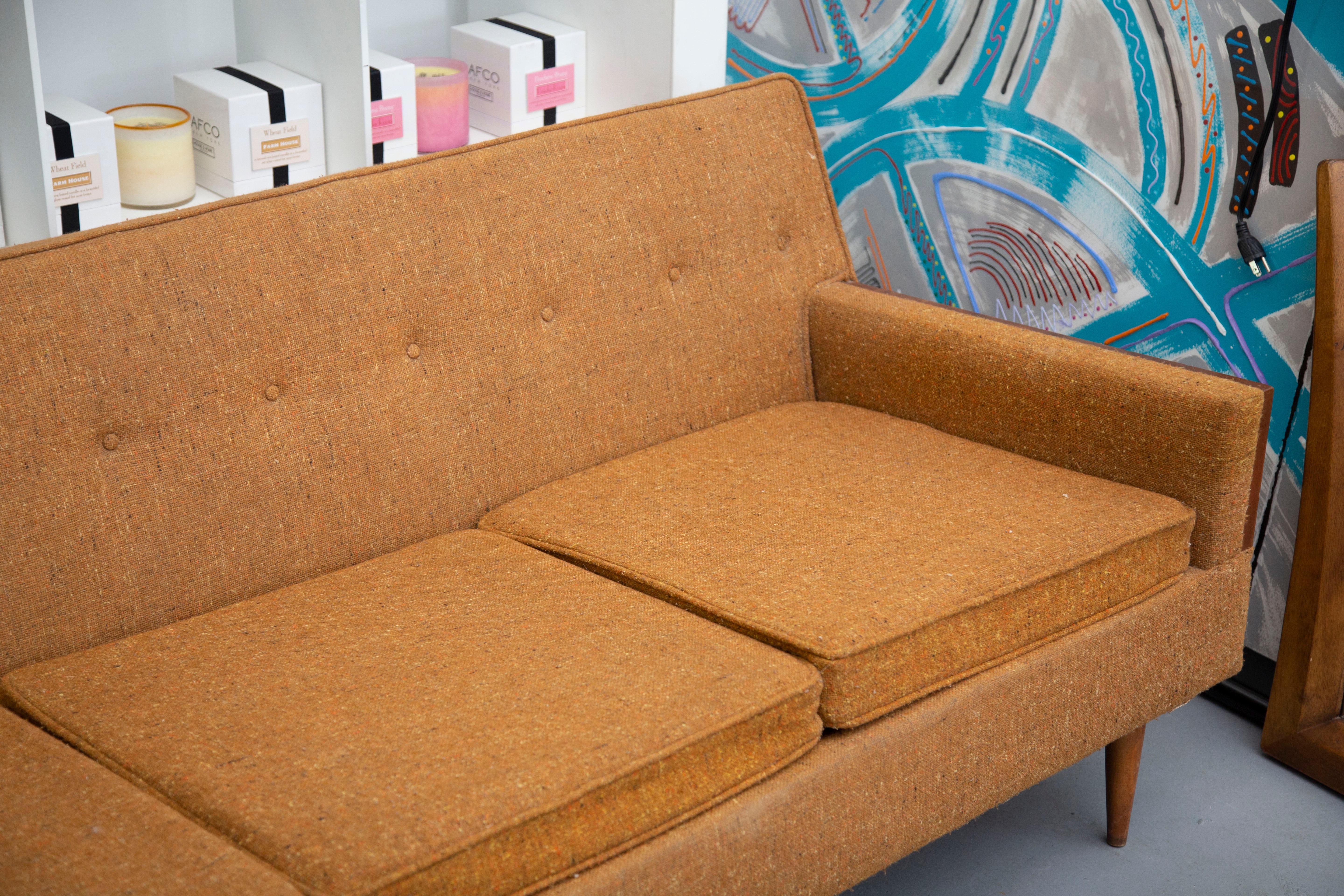 Originale divano lungo in tessuto del Mid Century Modern con cuscini reversibili.

 