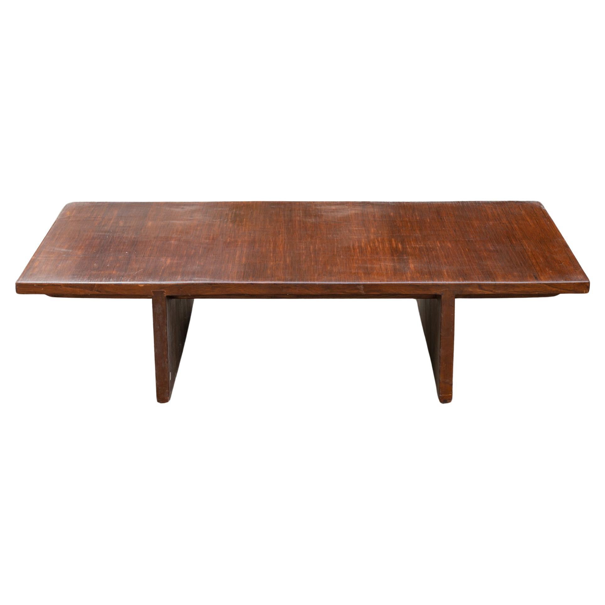 Langer moderner Couchtisch