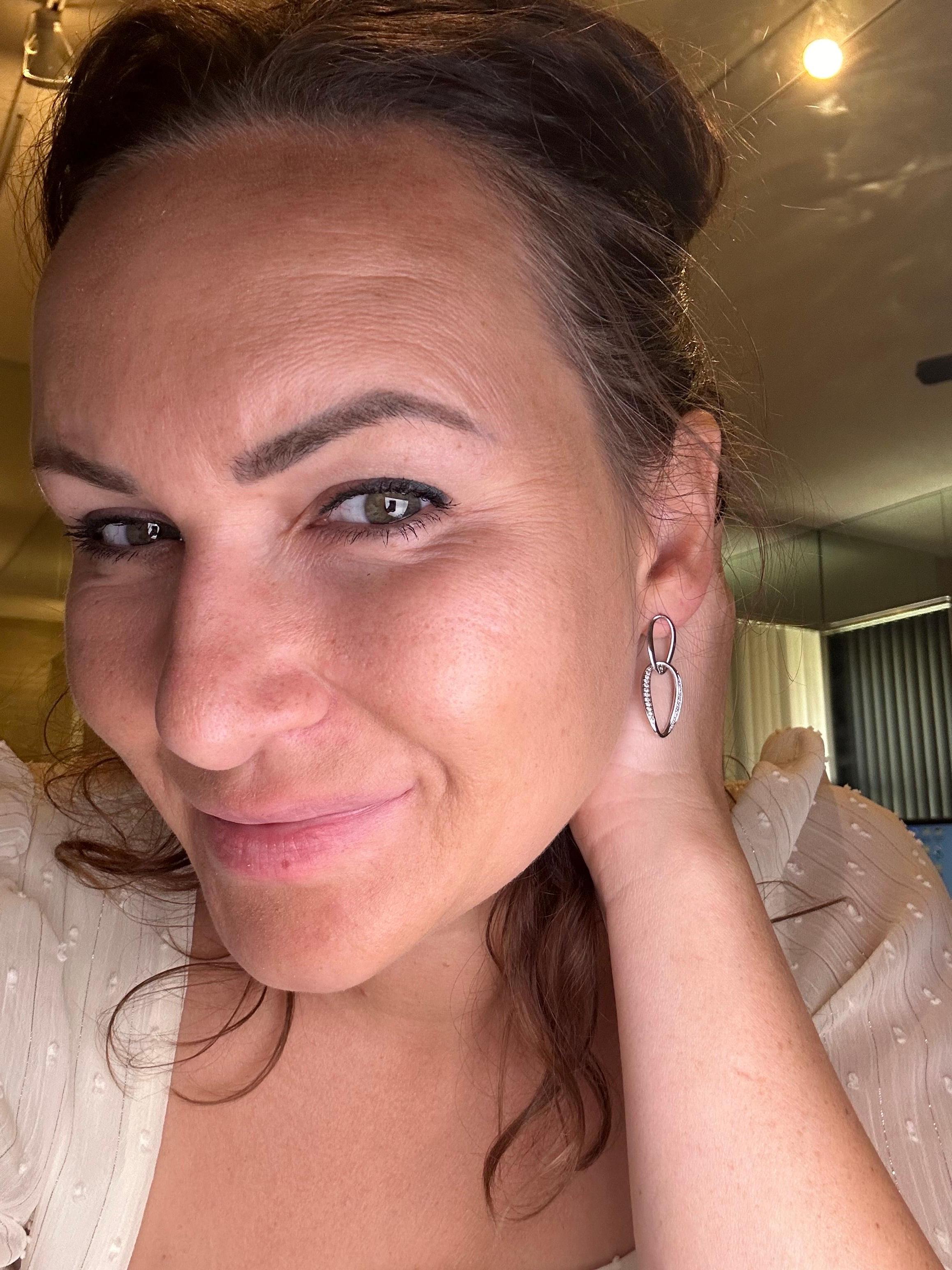Orecchini moderni lunghi con diamanti in oro 14KT in vendita 1