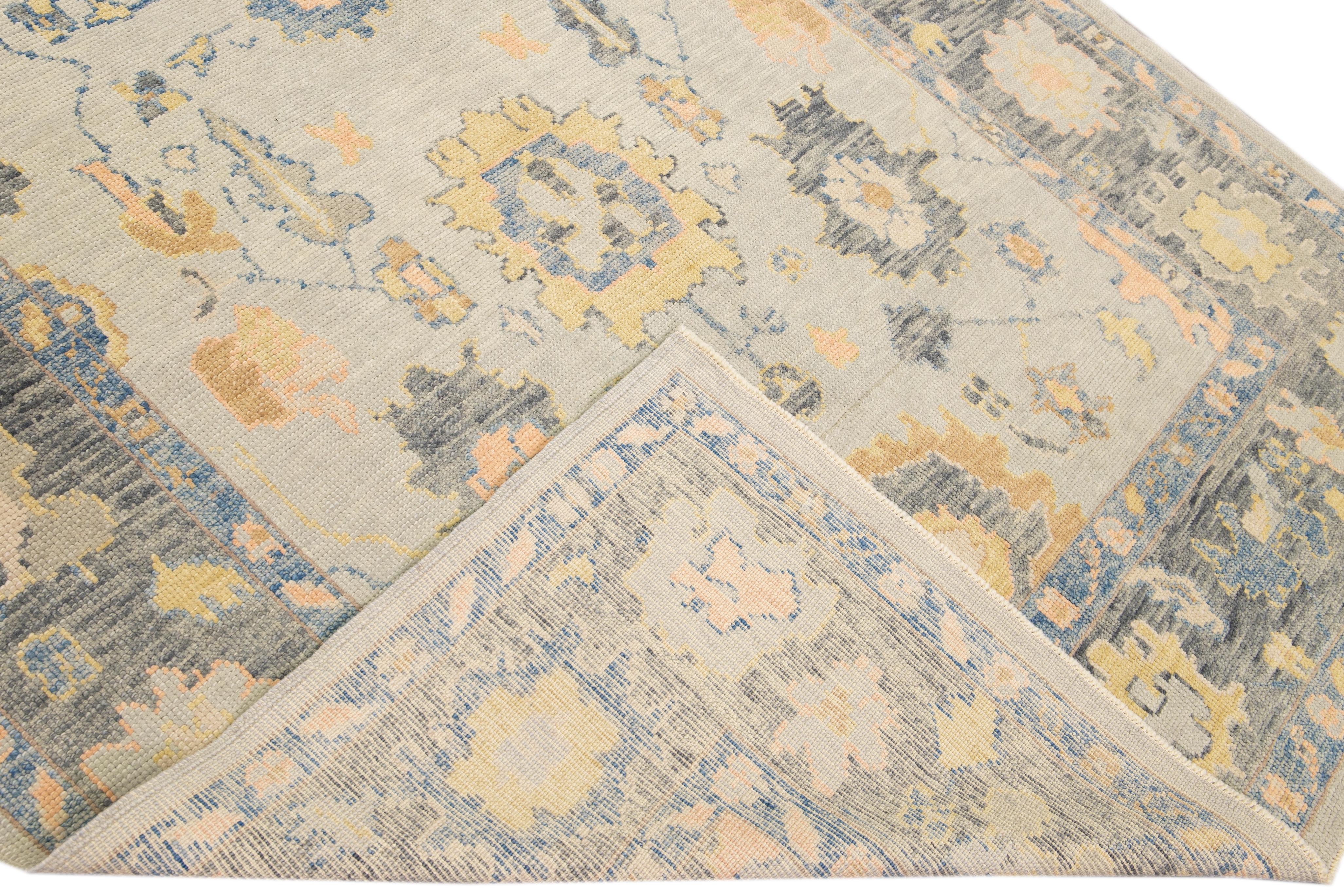 Bellissimo runner moderno in lana Oushak annodato a mano con campo grigio. Questo tappeto Oushak presenta accenti multicolore su uno splendido motivo floreale geometrico.

Questo tappeto misura 1 metro e 70 x 1 metro e 70.

I nostri tappeti