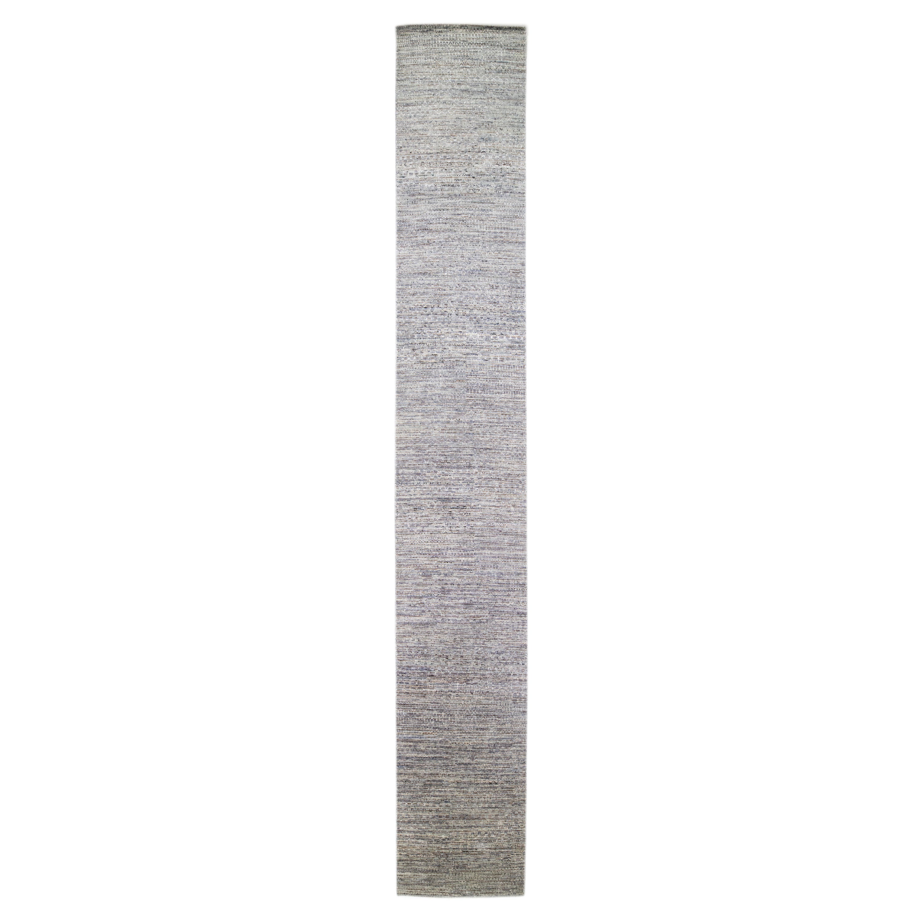 Runner lungo moderno Savannah in lana grigia fatto a mano con motivo geometrico