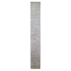 Runner lungo moderno Savannah in lana grigia fatto a mano con motivo geometrico