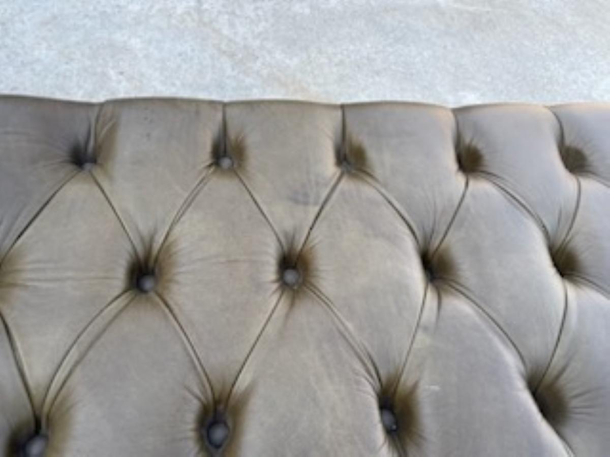 Banc long moderne en cuir touffeté Bon état - En vente à New York, NY