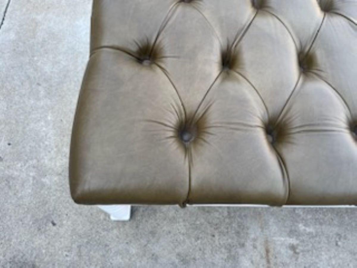 Métal Banc long moderne en cuir touffeté en vente