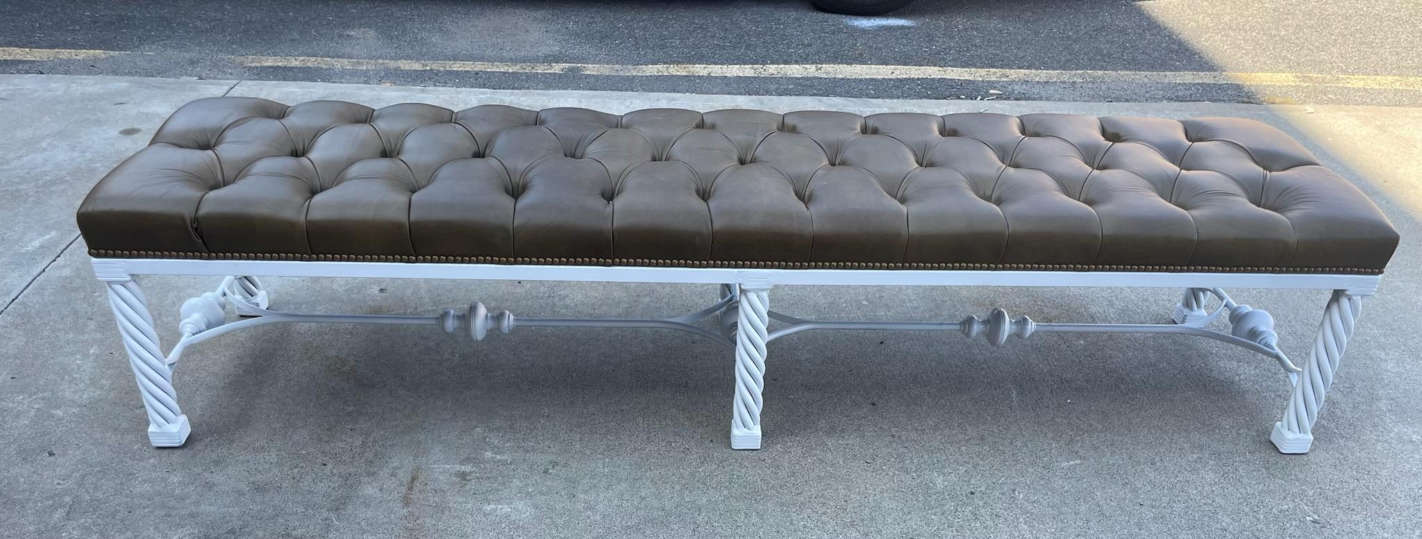 Banc long moderne en cuir touffeté en vente 1
