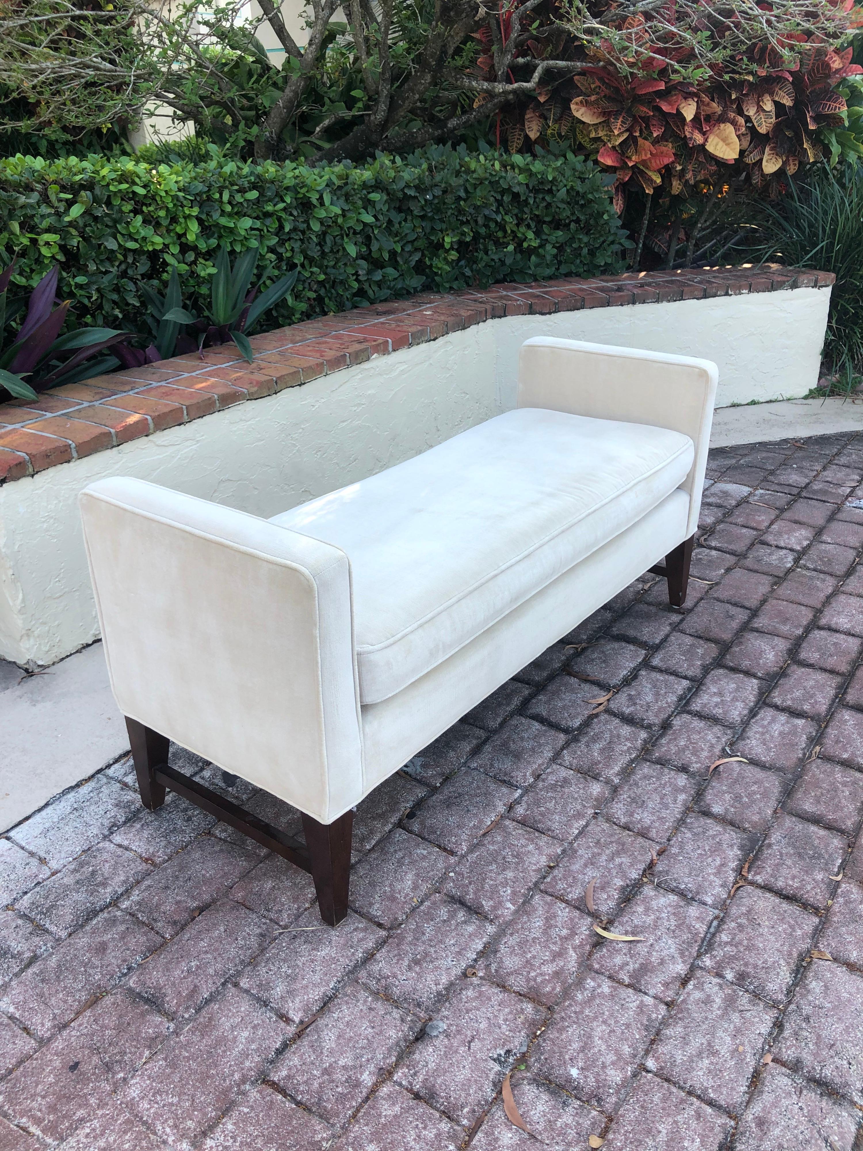 Long modern upholstered in cotton velvet hall bench
with modern taper square legs.
Size: 54