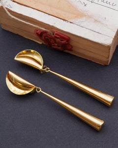 Long modernist earrings in 18 karats, SHOSH