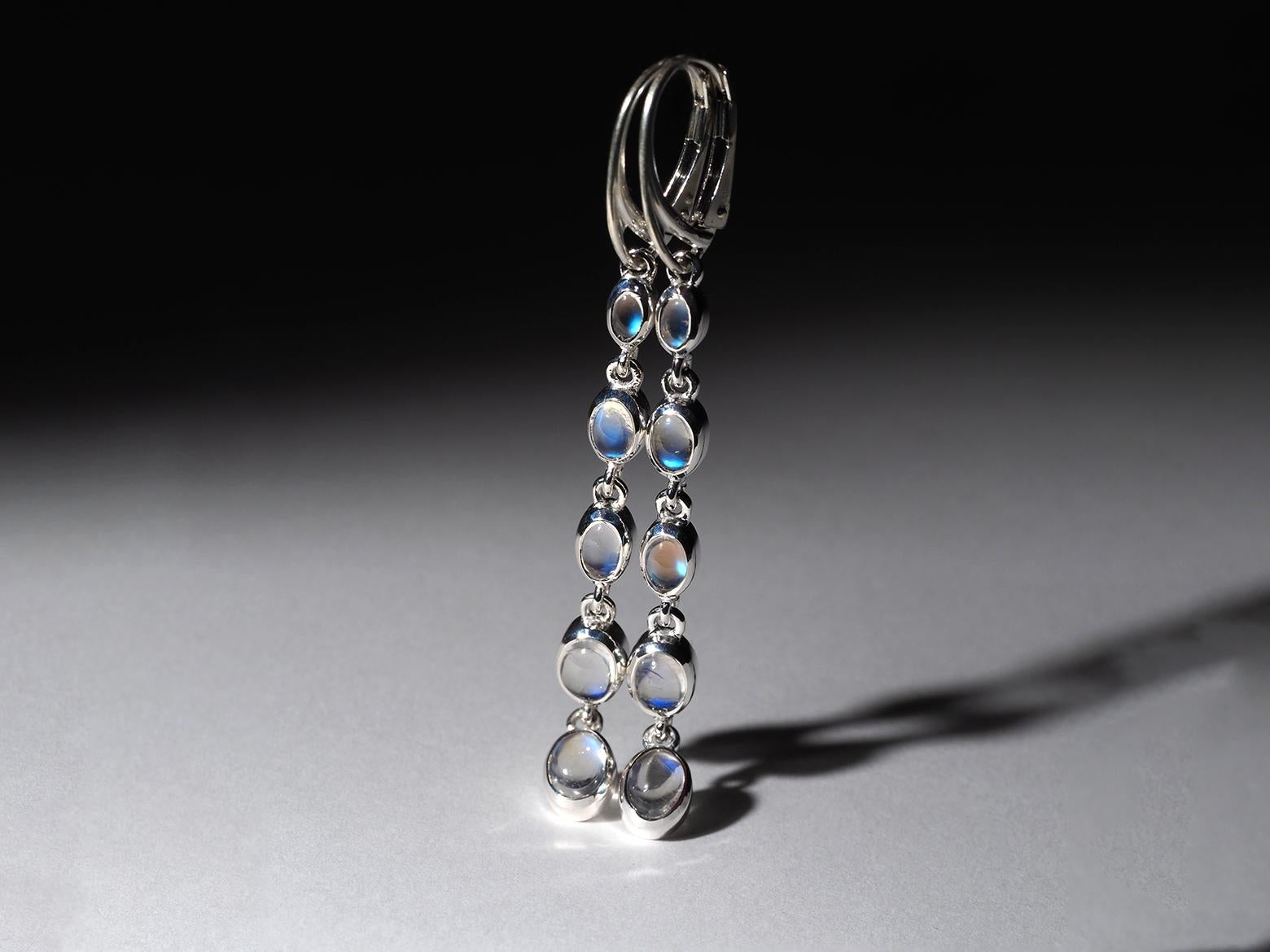 Artigiano Orecchini d'argento con pietra lunare lunga Regalo di anniversario con pietra blu in vendita