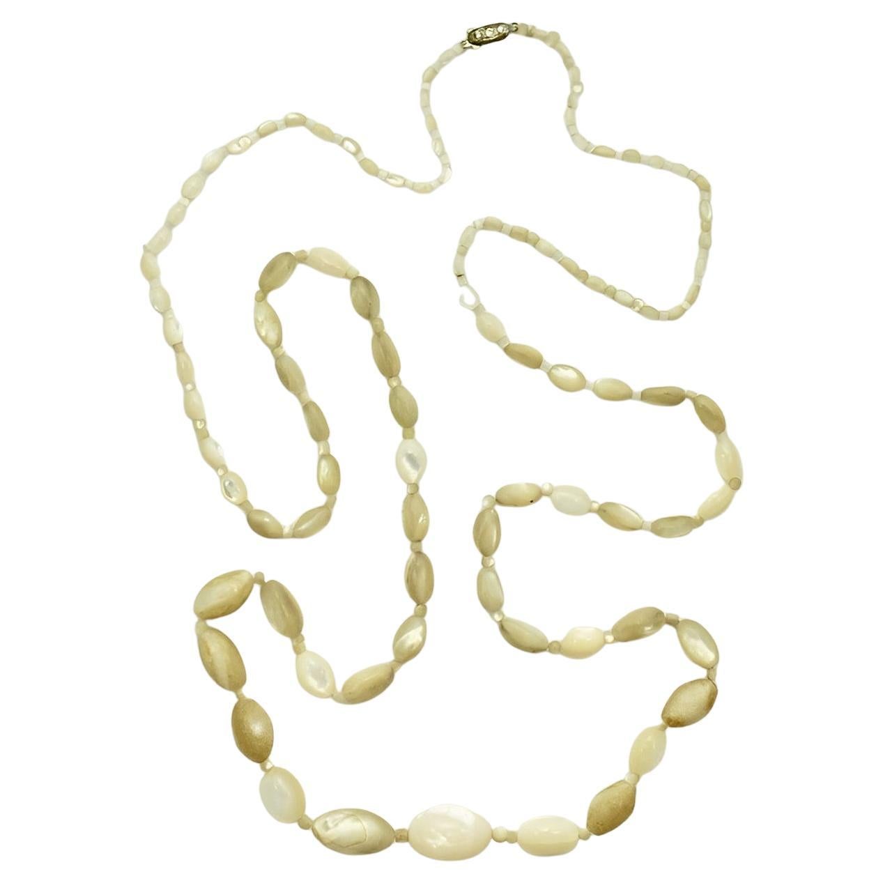 Long collier de perles en nacre en vente