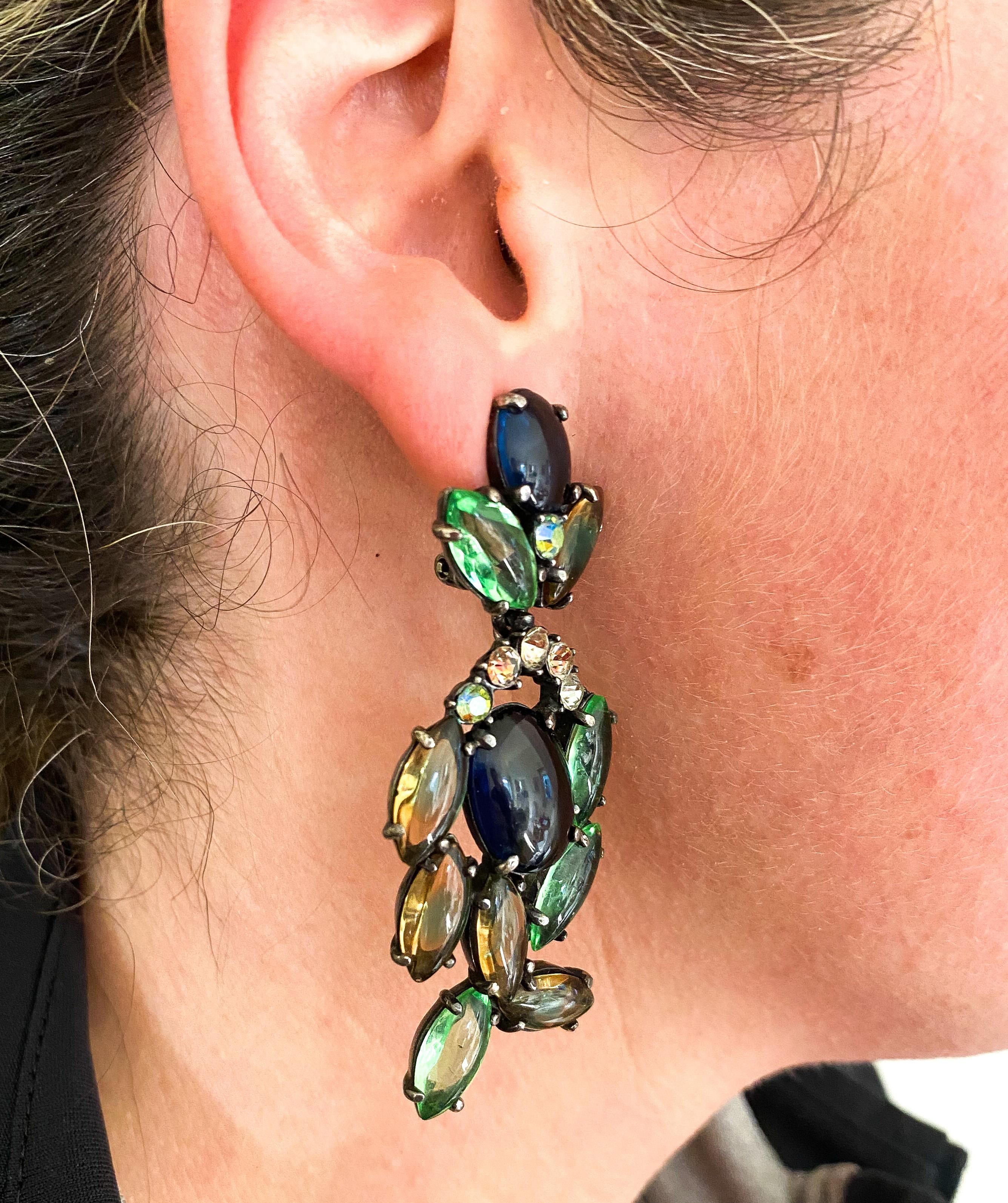 Lange mehrfarbige Ohrringe aus Kabuchonpaste, Elsa Schiaparelli, USA, 1950er Jahre. Damen im Angebot