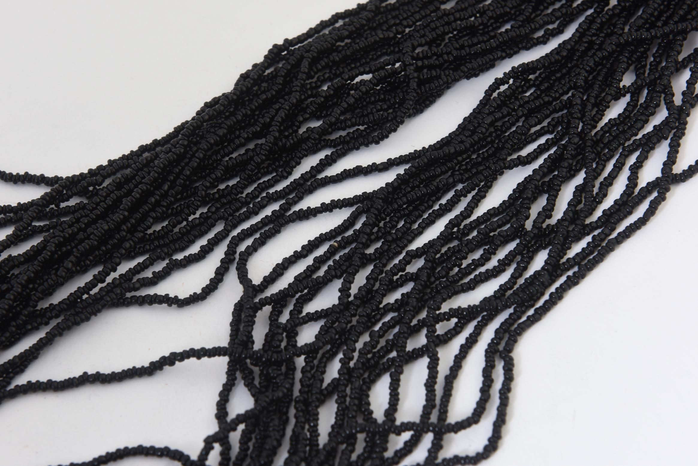 Long collier de perles noires à plusieurs rangs et perles en nacre en vente 1