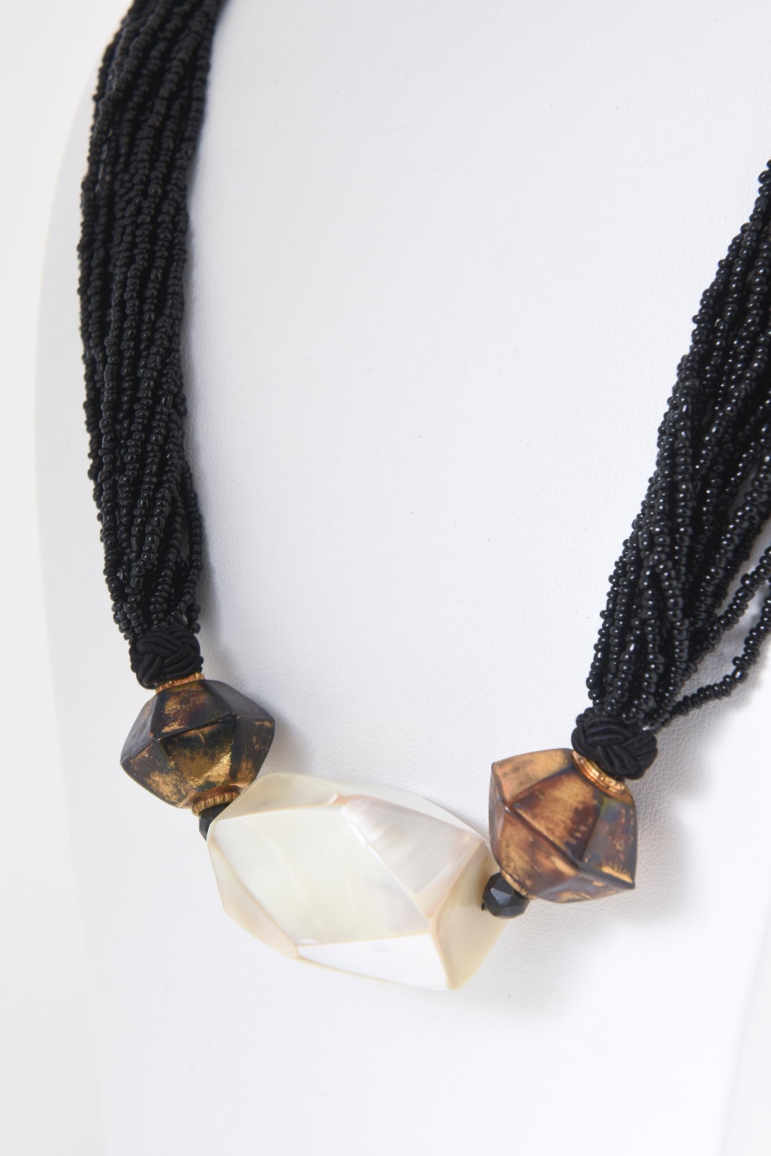 Long collier de perles noires à plusieurs rangs et perles en nacre en vente 3