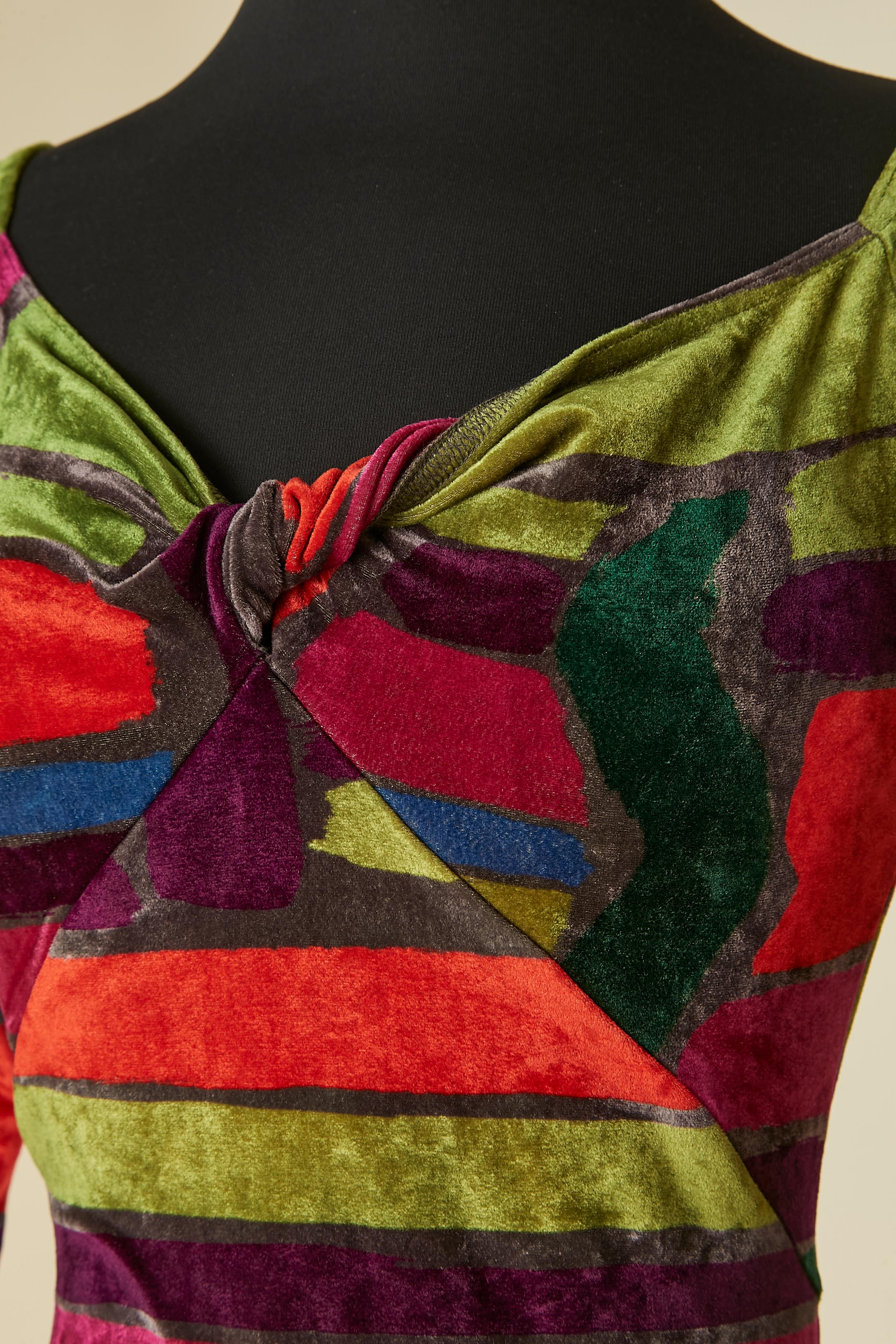 Abito lungo in velluto elasticizzato multicolore con schiena scoperta. Ritorto sul busto e sulla parte centrale della schiena. 
TAGLIA 38 (Fr) M 